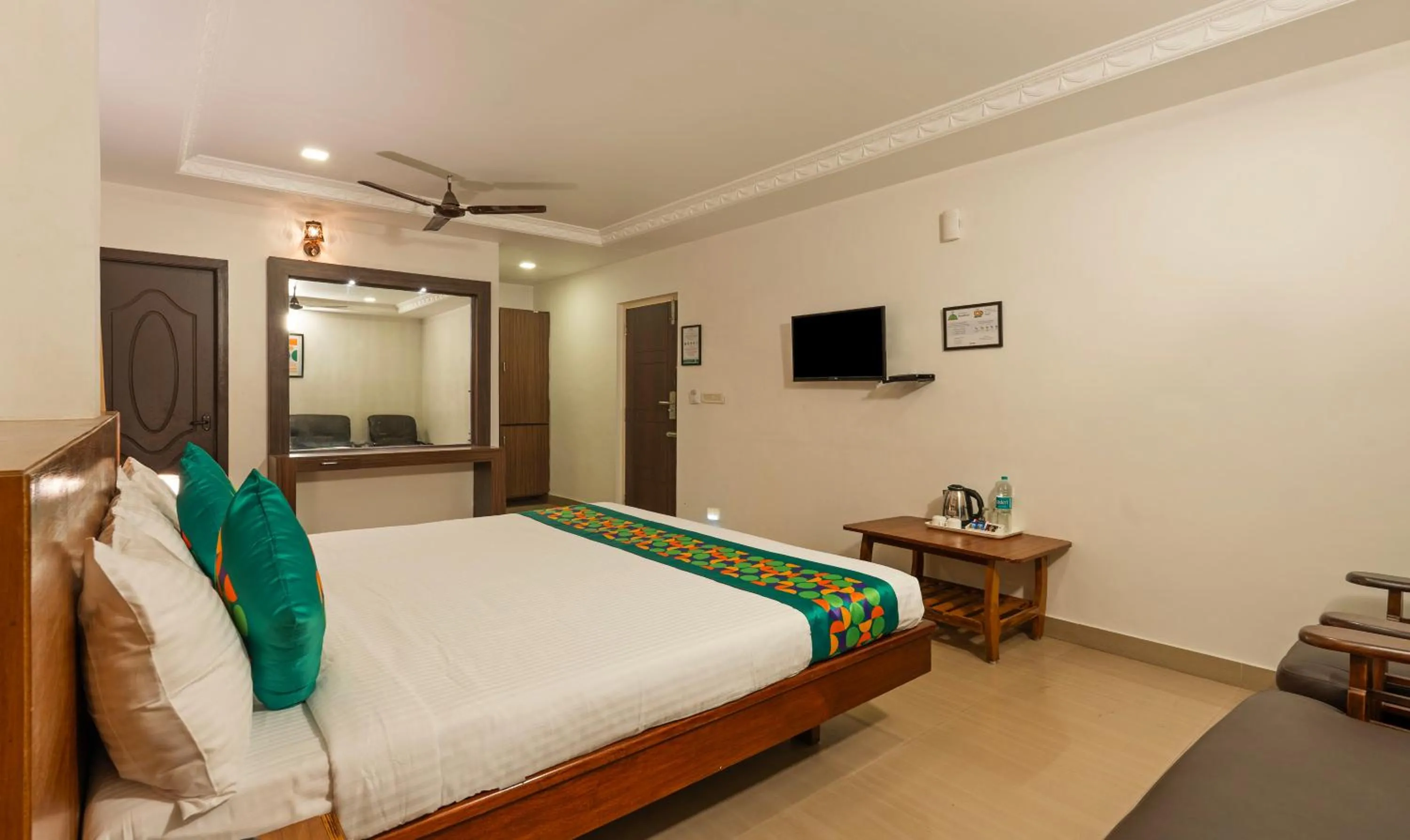 Bedroom, Bed in Hotel Golden Bliss