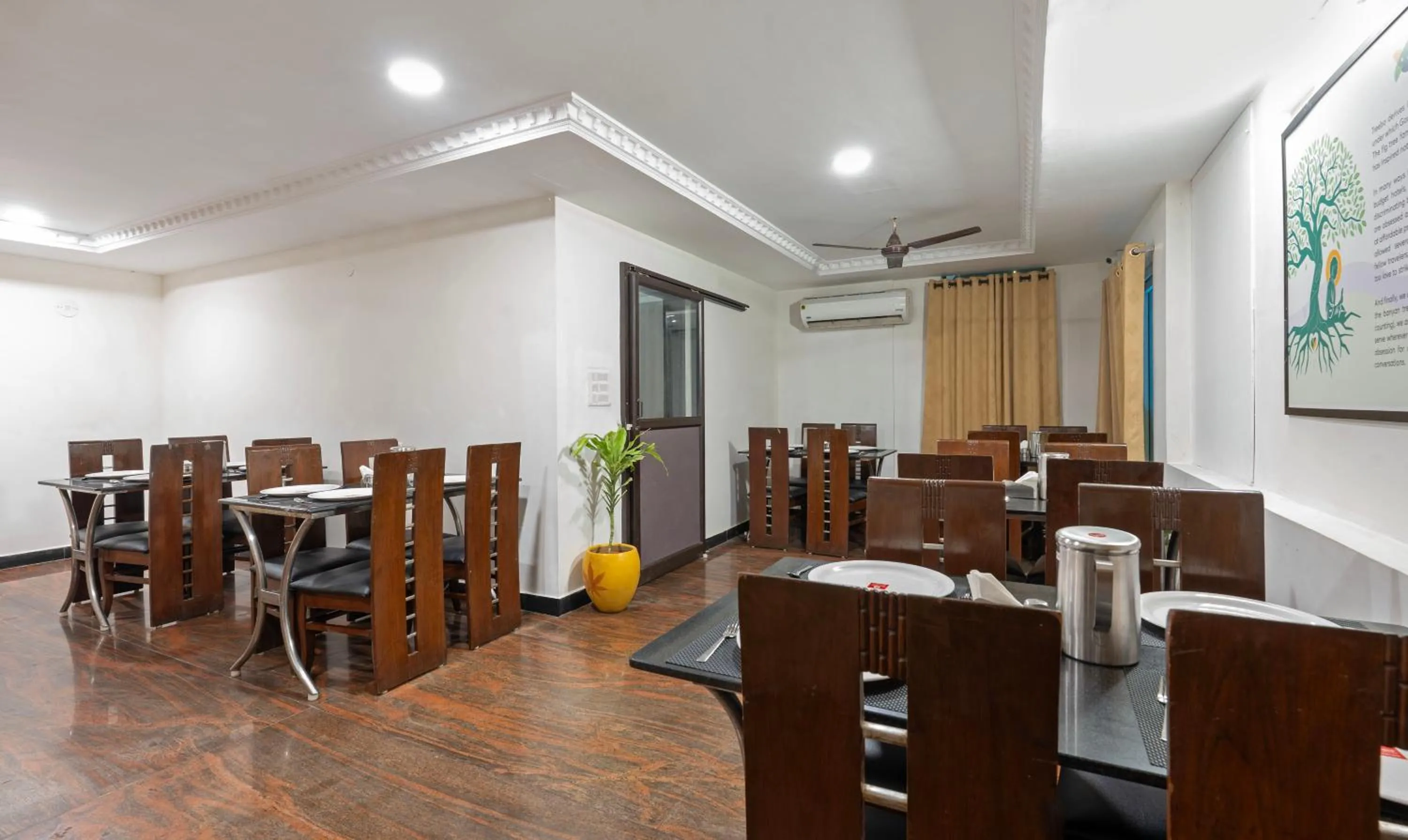 Dining area in Hotel Golden Bliss