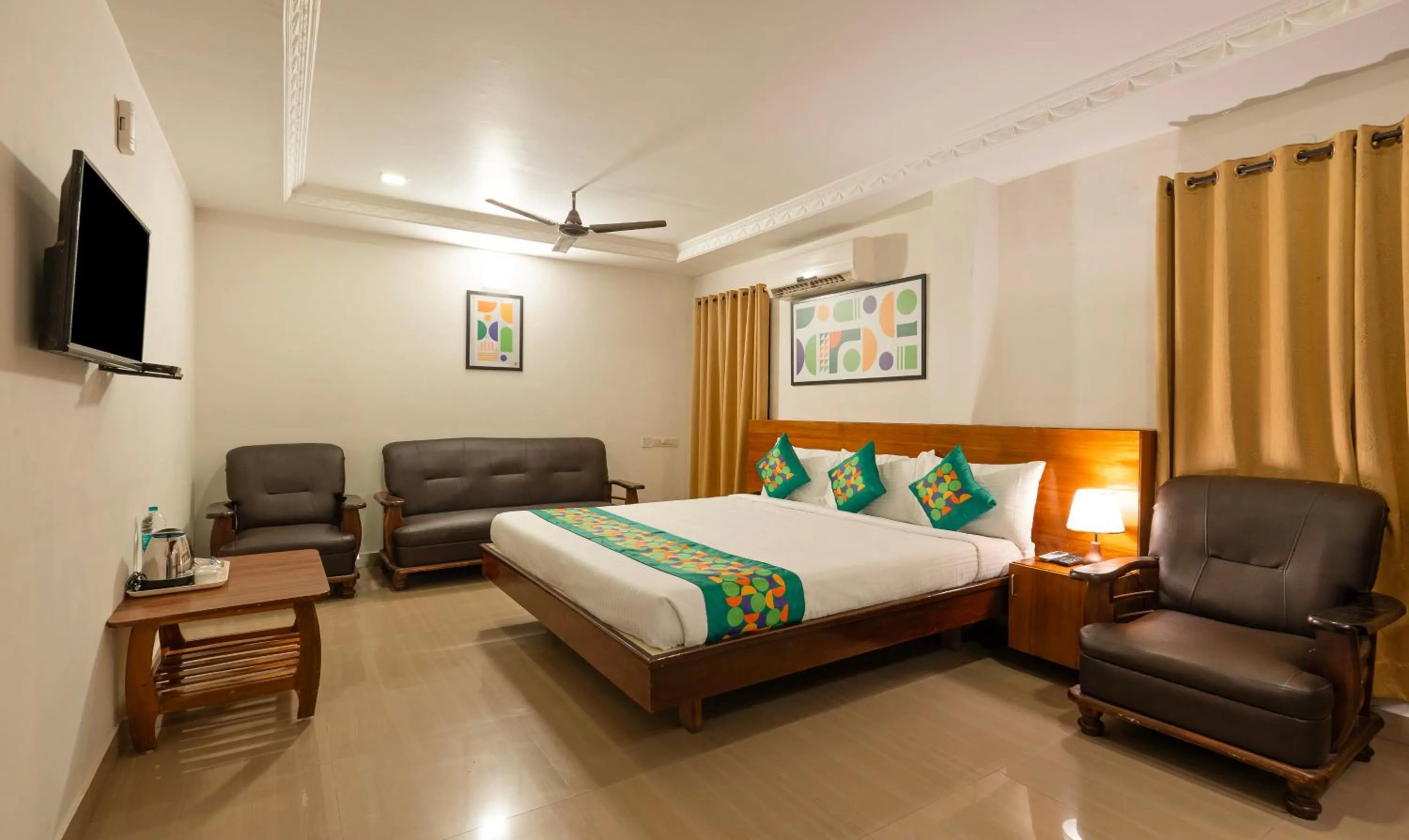 Bedroom, Bed in Hotel Golden Bliss