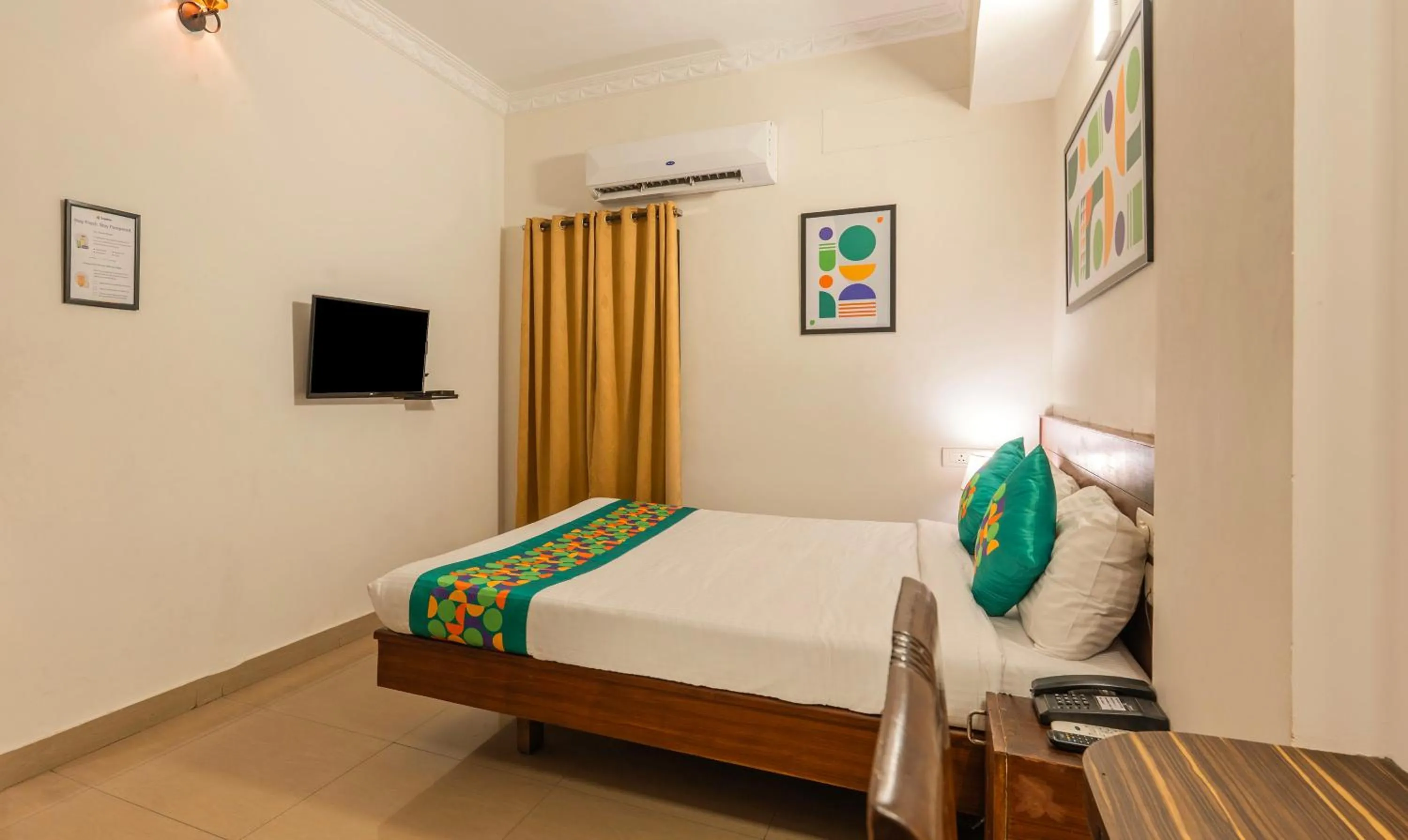 Bedroom, Bed in Hotel Golden Bliss