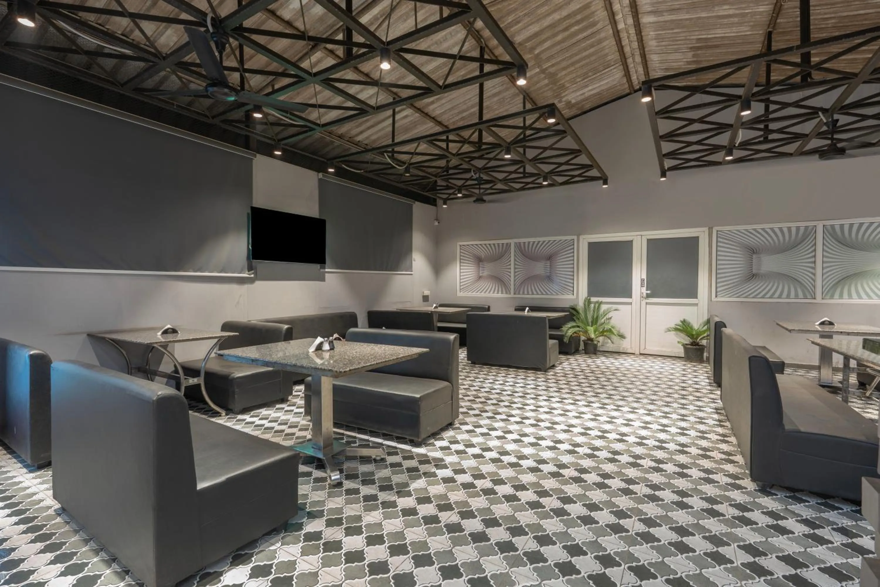 Restaurant/places to eat in Hotel Golden Bliss