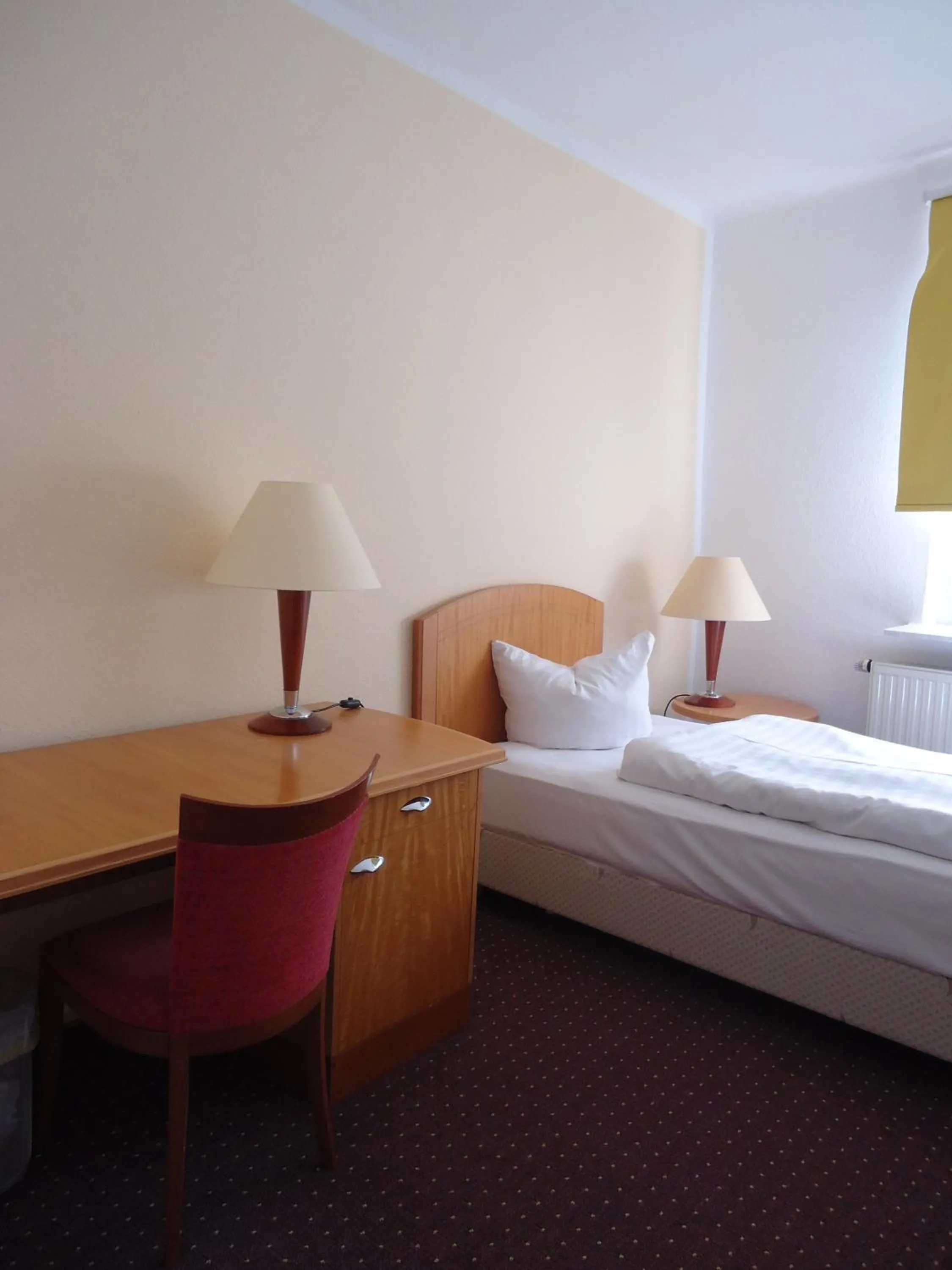 Bedroom, Bed in Hotel Schweizer Hof