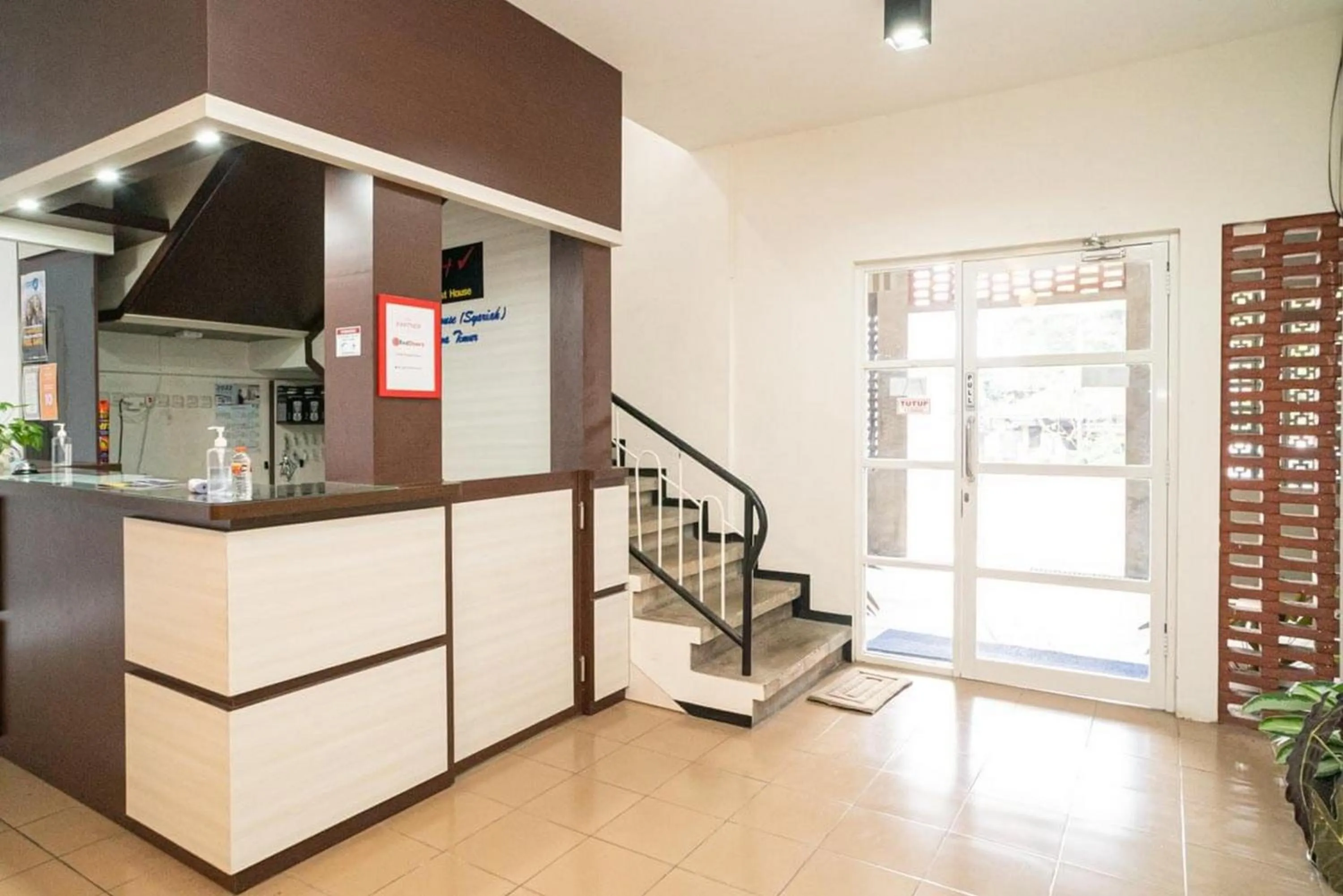 Lobby or reception in RedDoorz Syariah At Mitra Guest House