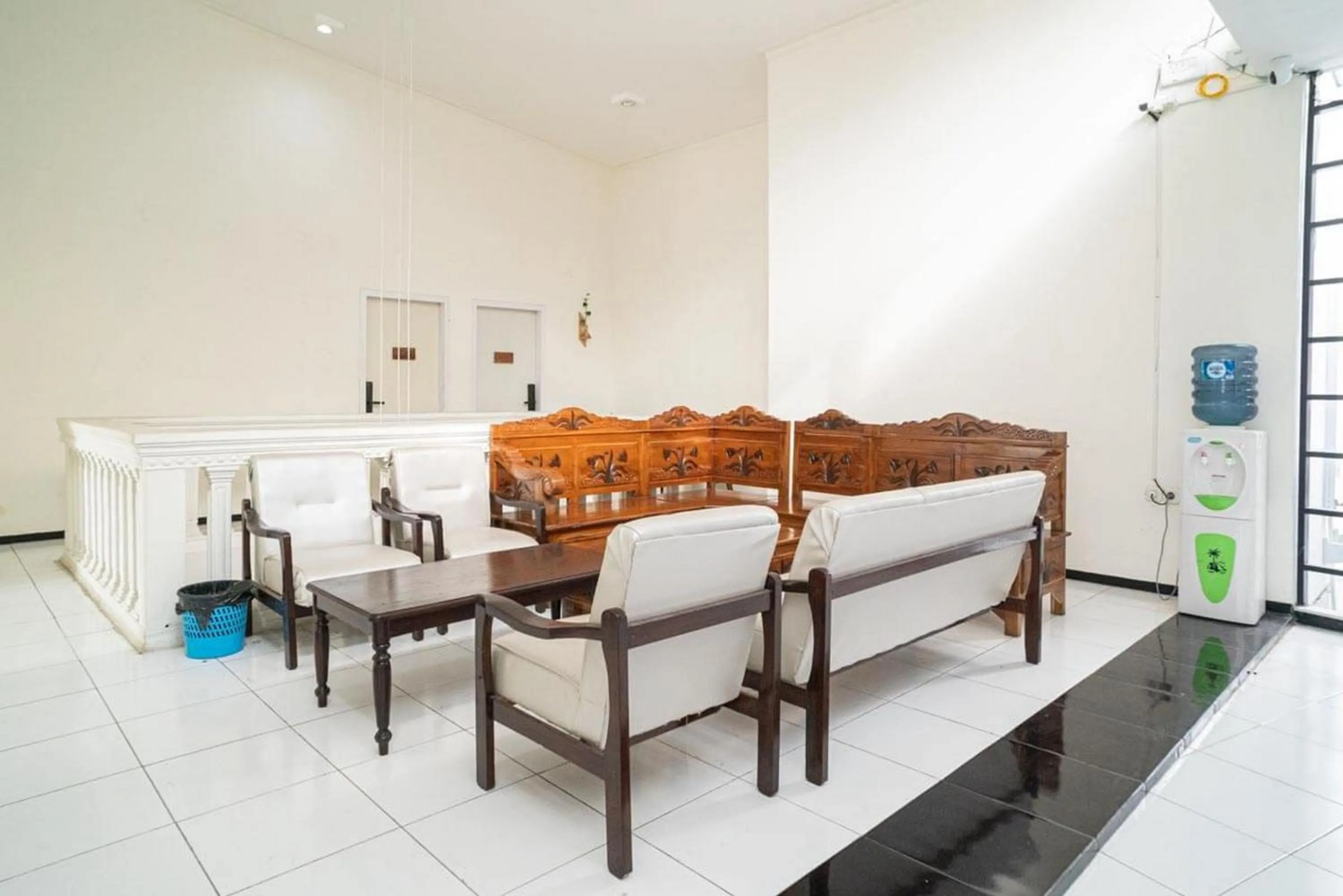 Seating area in RedDoorz Syariah At Mitra Guest House