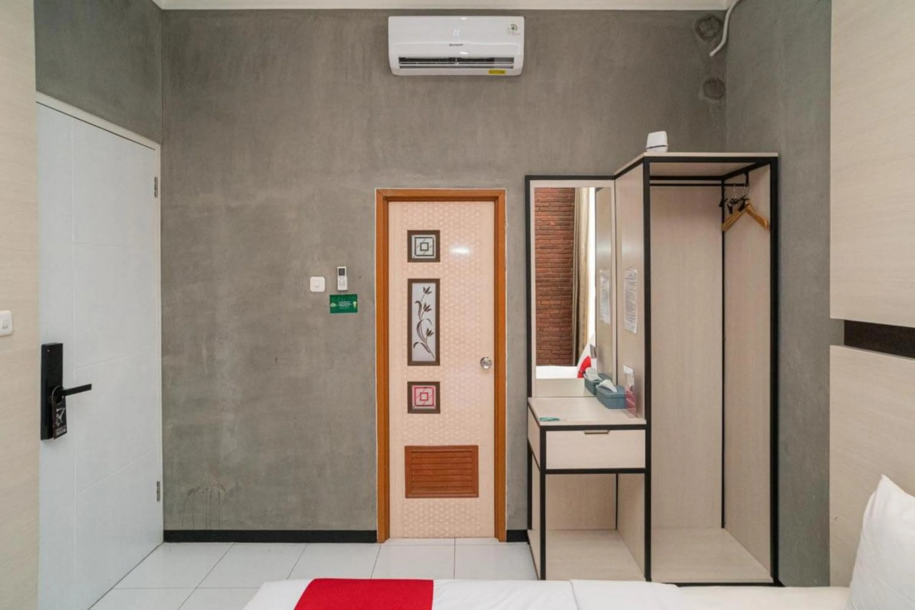 Other, Bed in RedDoorz Syariah At Mitra Guest House