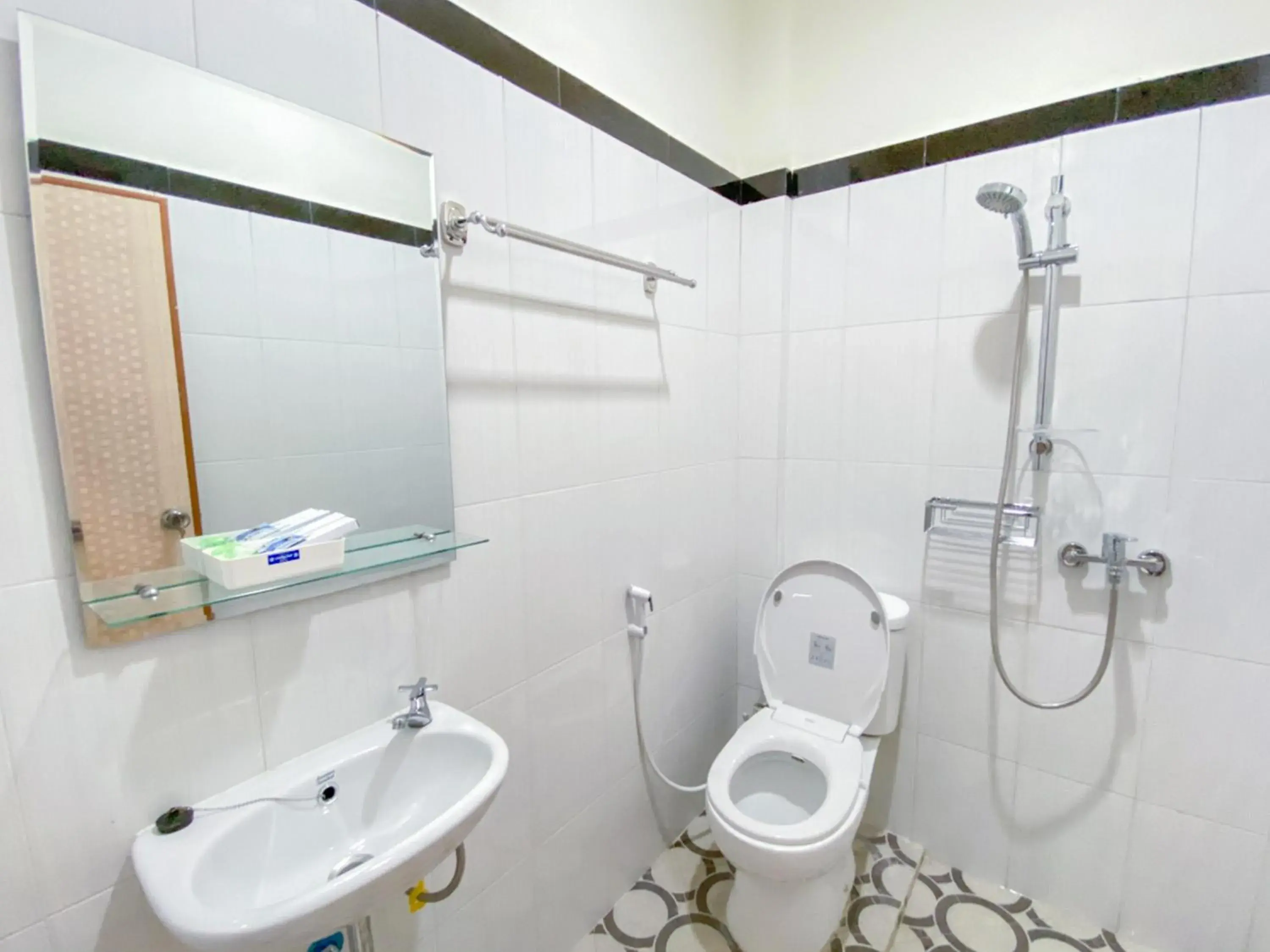 Shower in RedDoorz Syariah At Mitra Guest House Shower in RedDoorz Syariah At Mitra Guest House