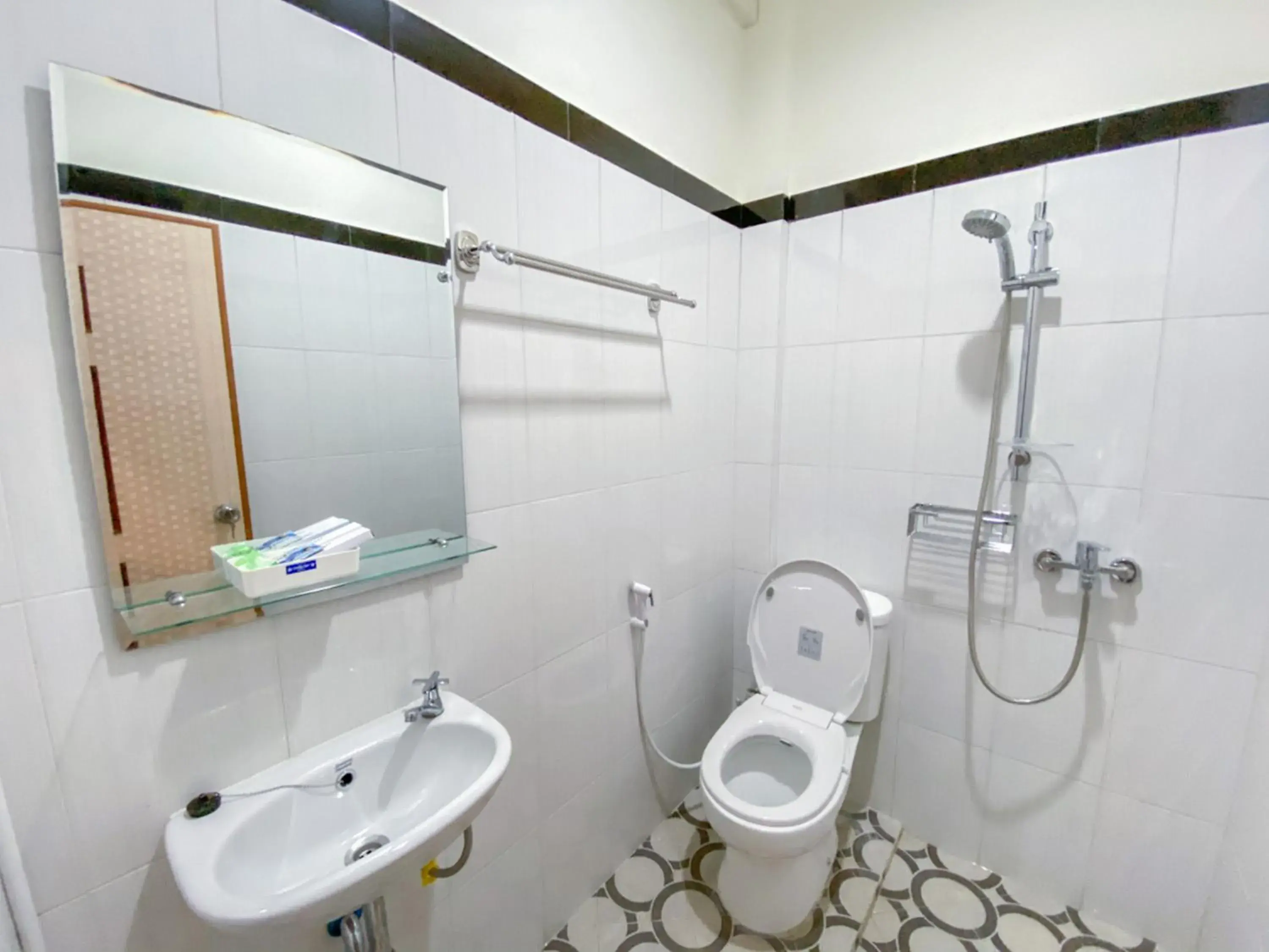 Shower in RedDoorz Syariah At Mitra Guest House Shower in RedDoorz Syariah At Mitra Guest House