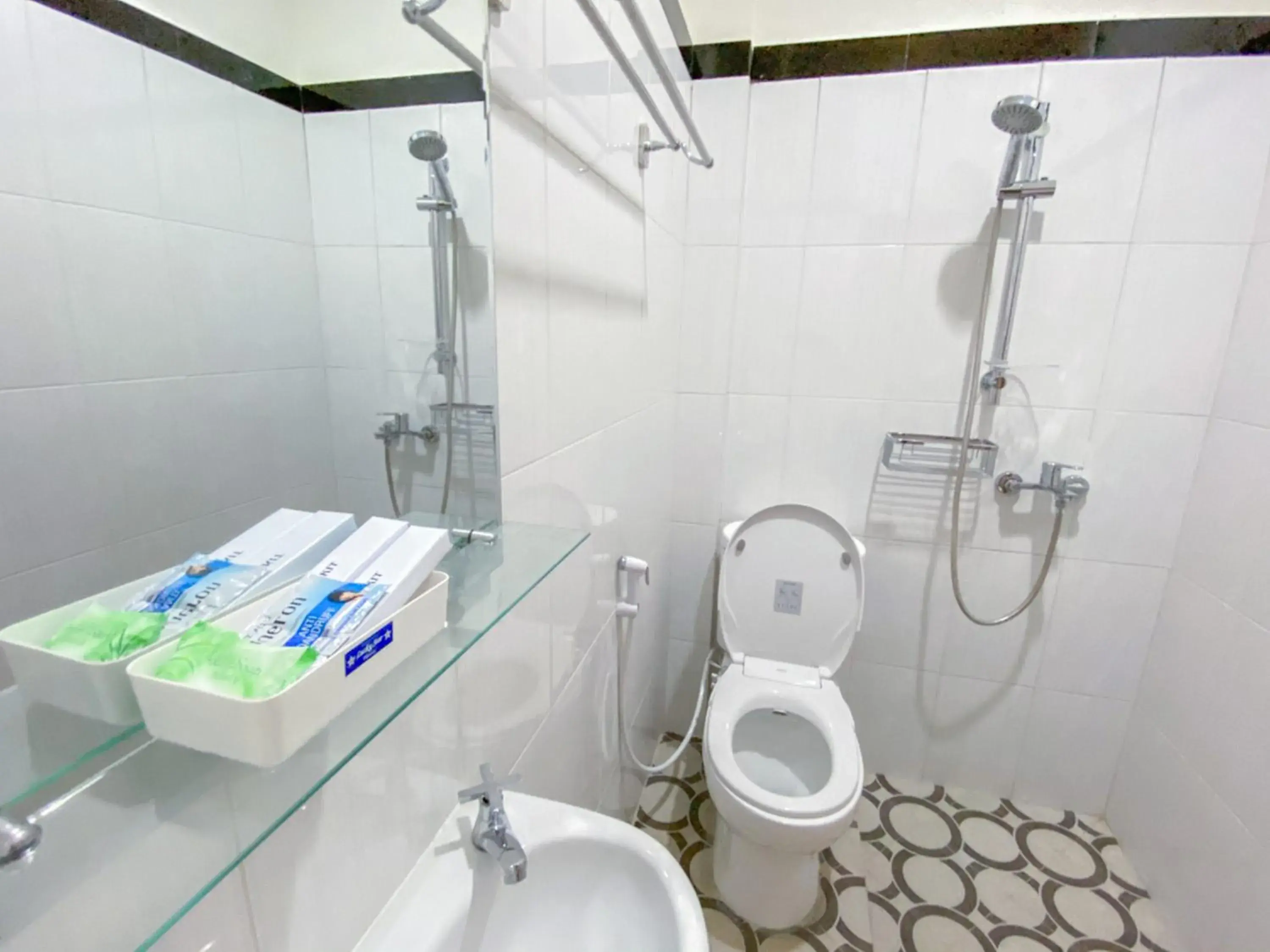 Shower in RedDoorz Syariah At Mitra Guest House Shower in RedDoorz Syariah At Mitra Guest House