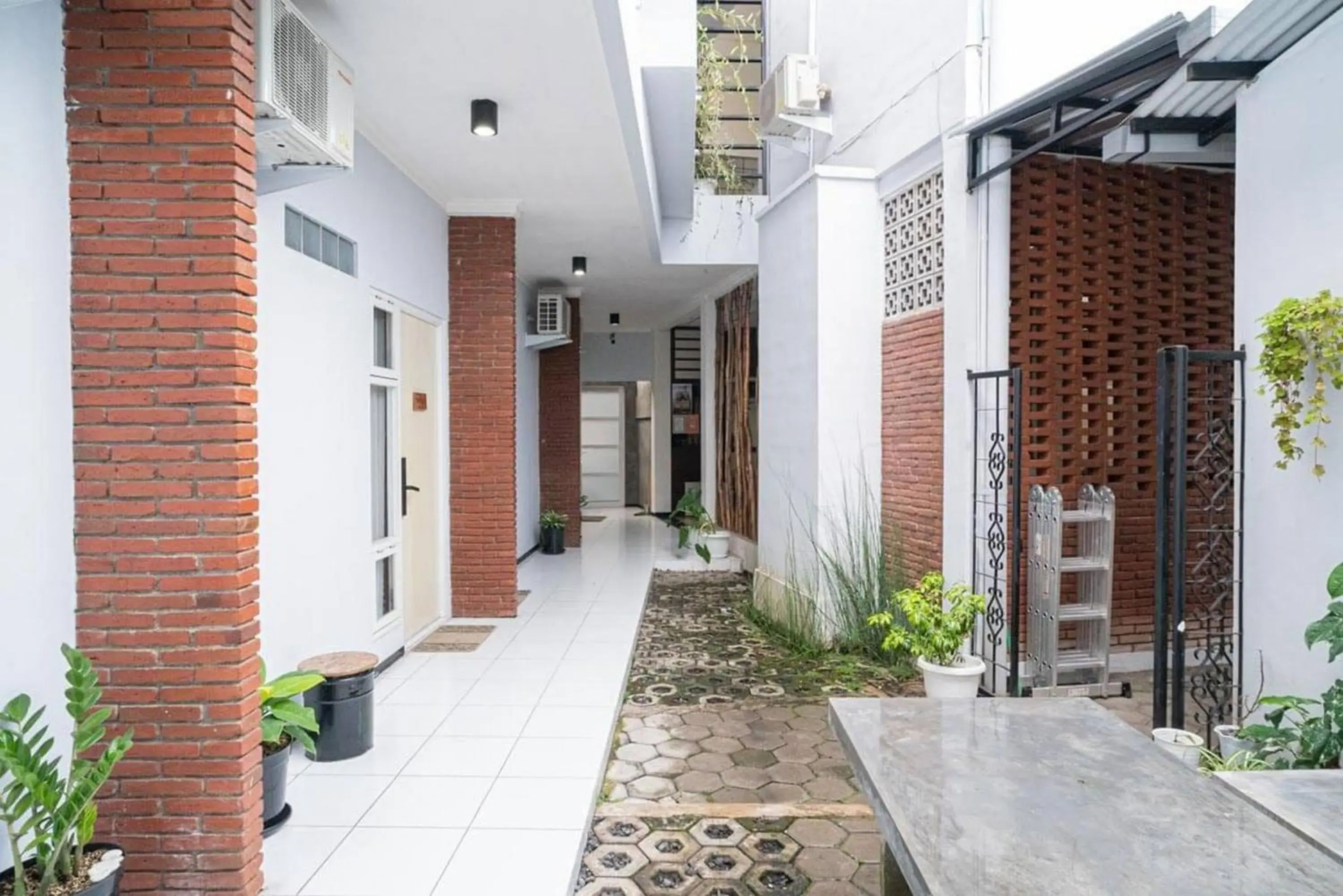 Property building in RedDoorz Syariah At Mitra Guest House Property building in RedDoorz Syariah At Mitra Guest House