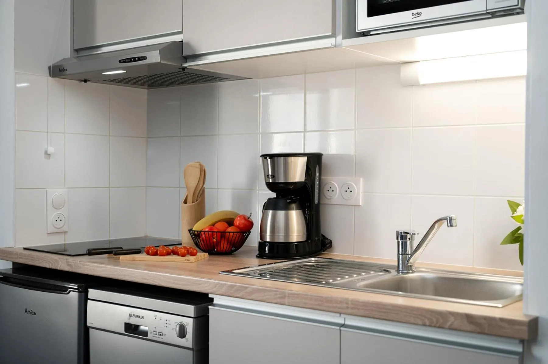 Kitchen or kitchenette in Nemea Appart Hotel Europe Velizy Villacoublay