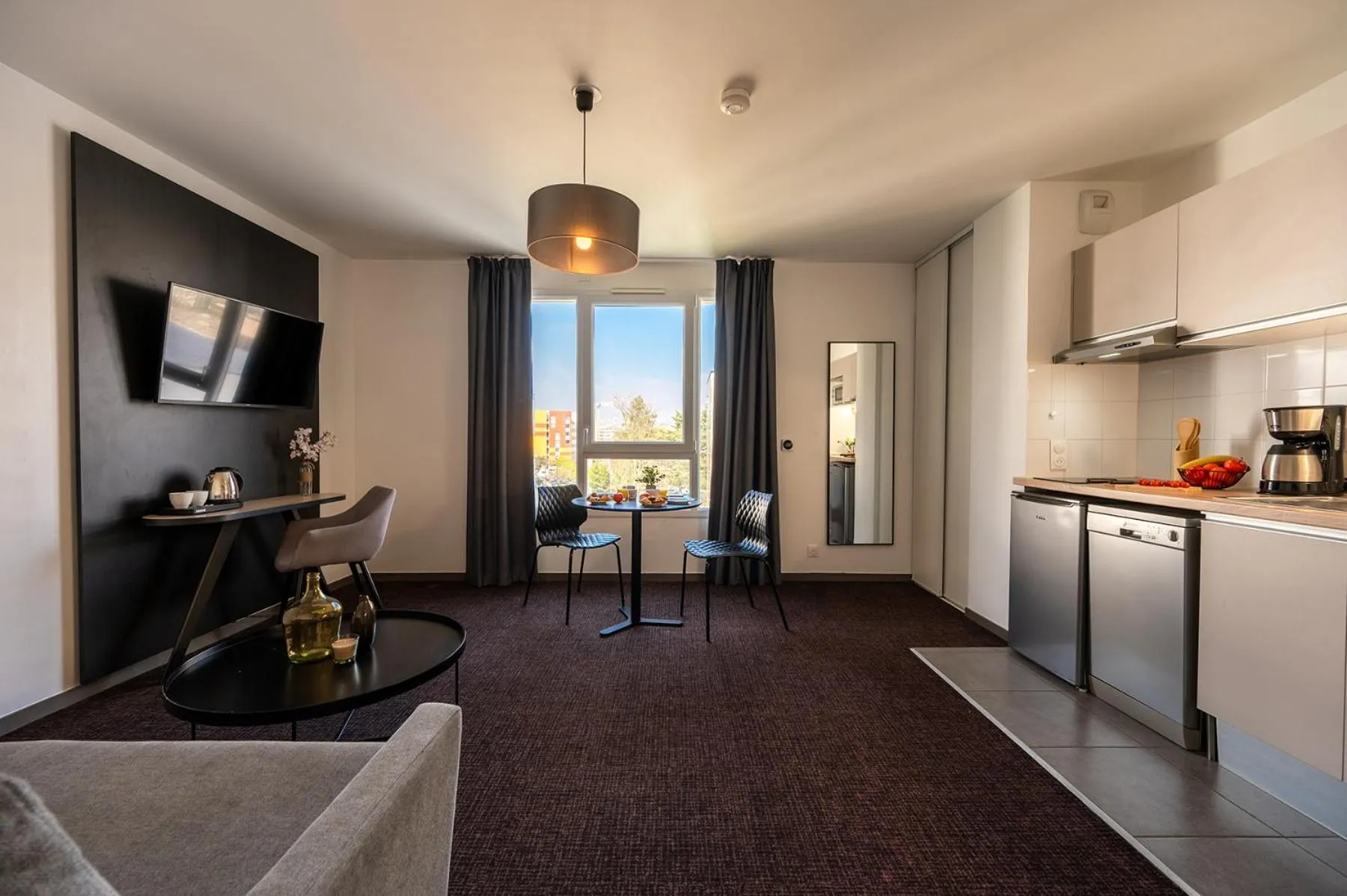 TV and multimedia in Nemea Appart Hotel Europe Velizy Villacoublay