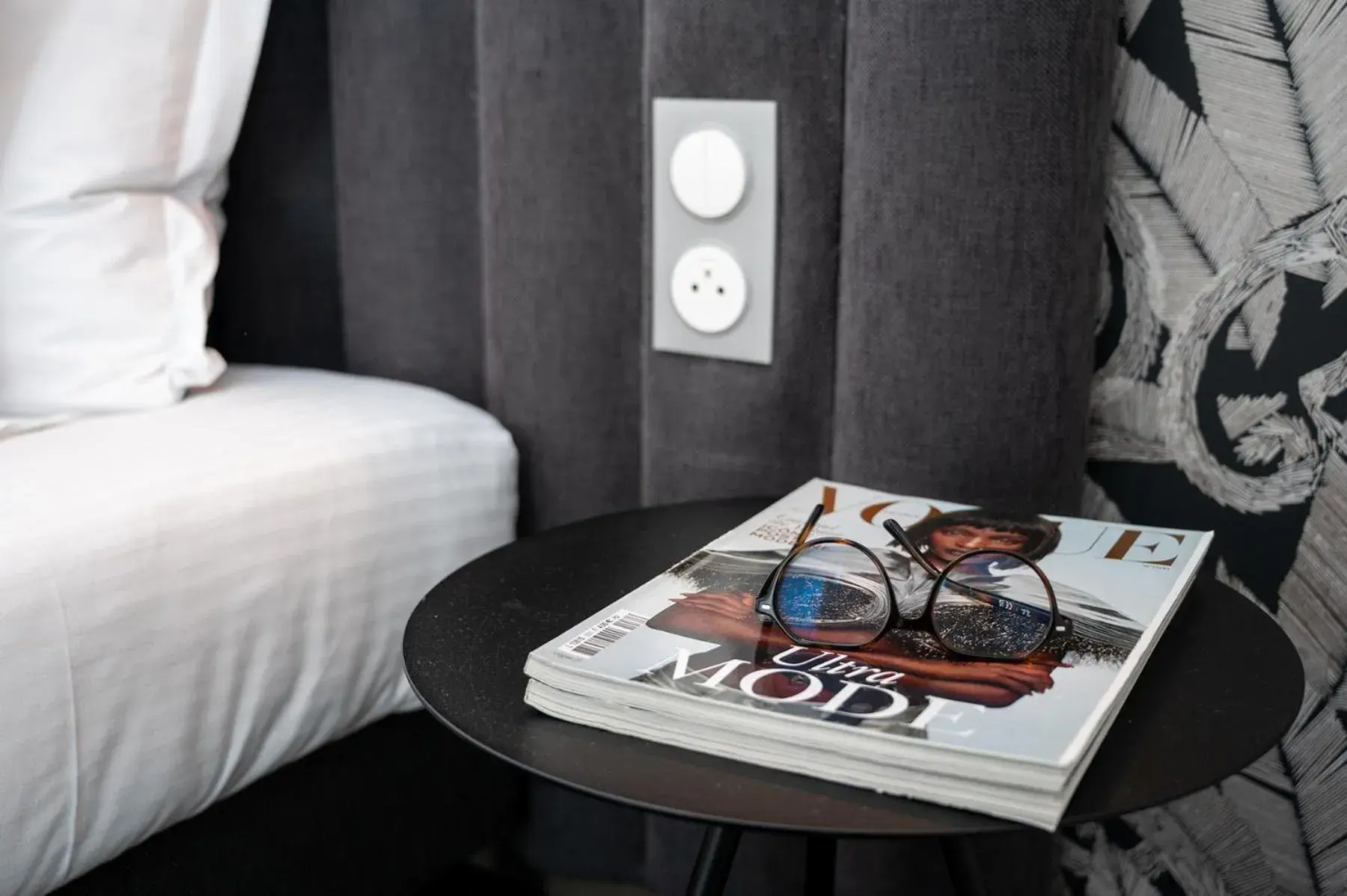 Decorative detail, Bed in Nemea Appart Hotel Europe Velizy Villacoublay Decorative detail, Bed in Nemea Appart Hotel Europe Velizy Villacoublay