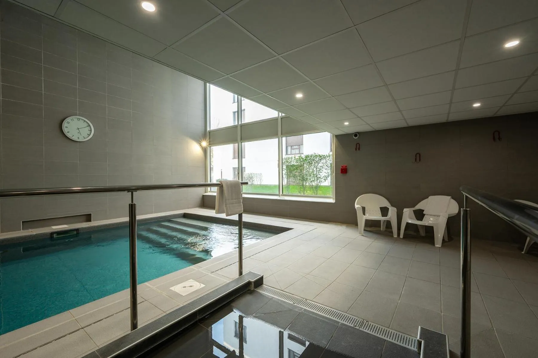 Swimming pool in Nemea Appart Hotel Europe Velizy Villacoublay