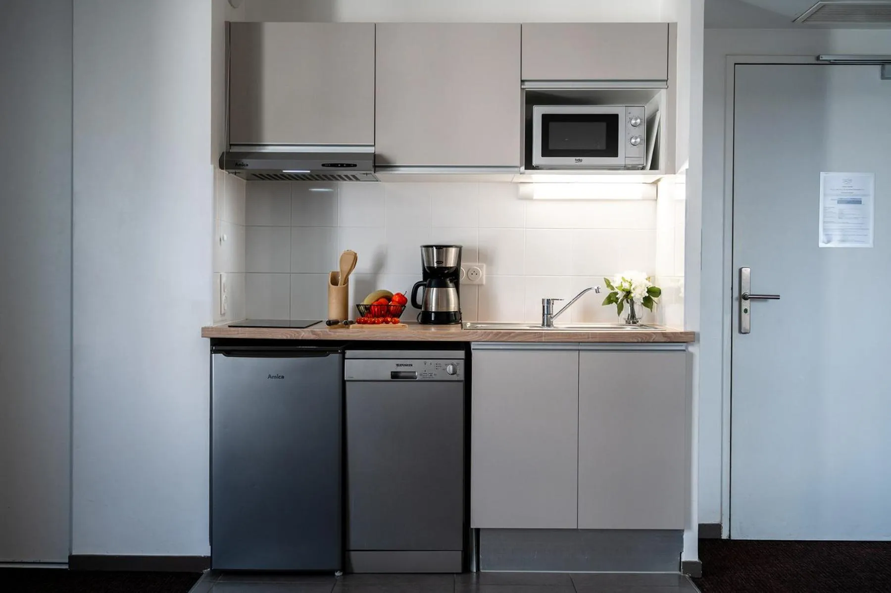 Kitchen or kitchenette in Nemea Appart Hotel Europe Velizy Villacoublay