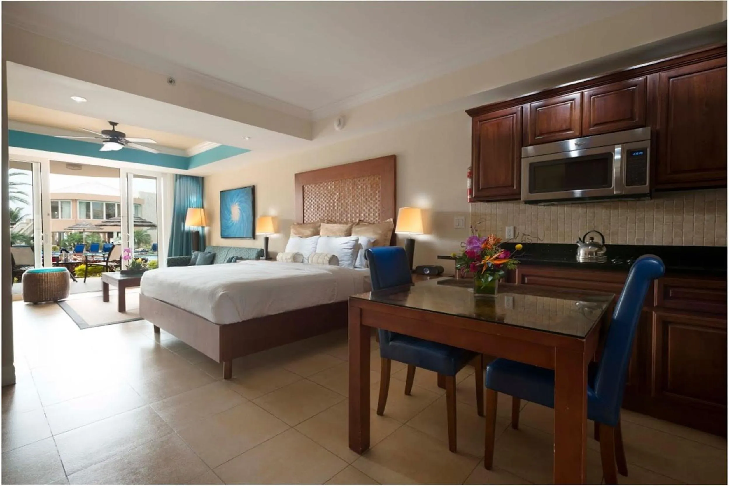 Photo of the whole room, Bed in Divi Aruba Phoenix Beach Resort