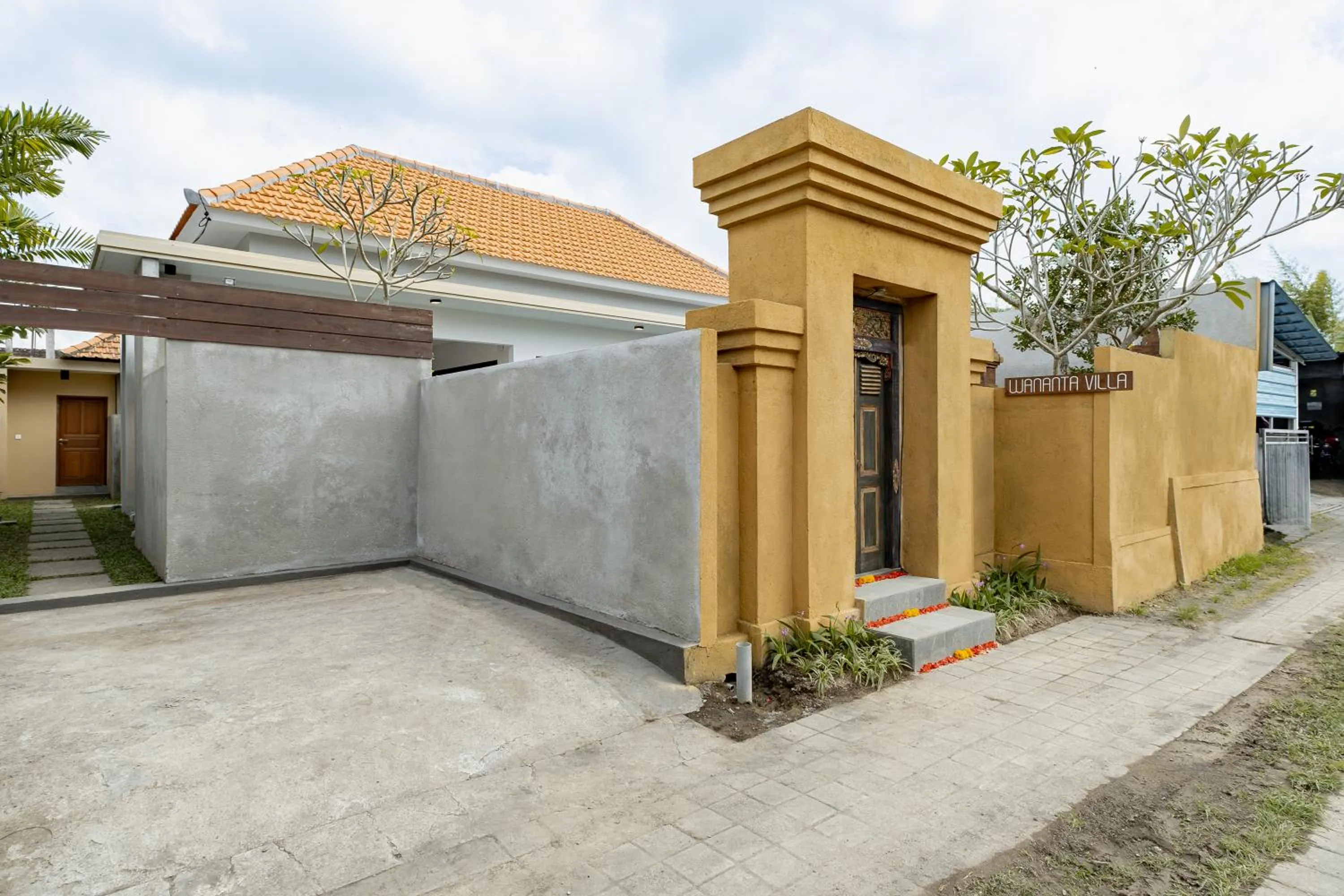 Property building in Villa Wananta