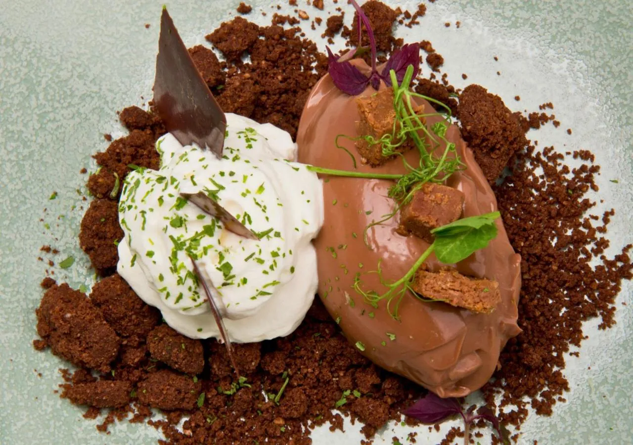 Restaurant/places to eat in Everness Hotel & Resort