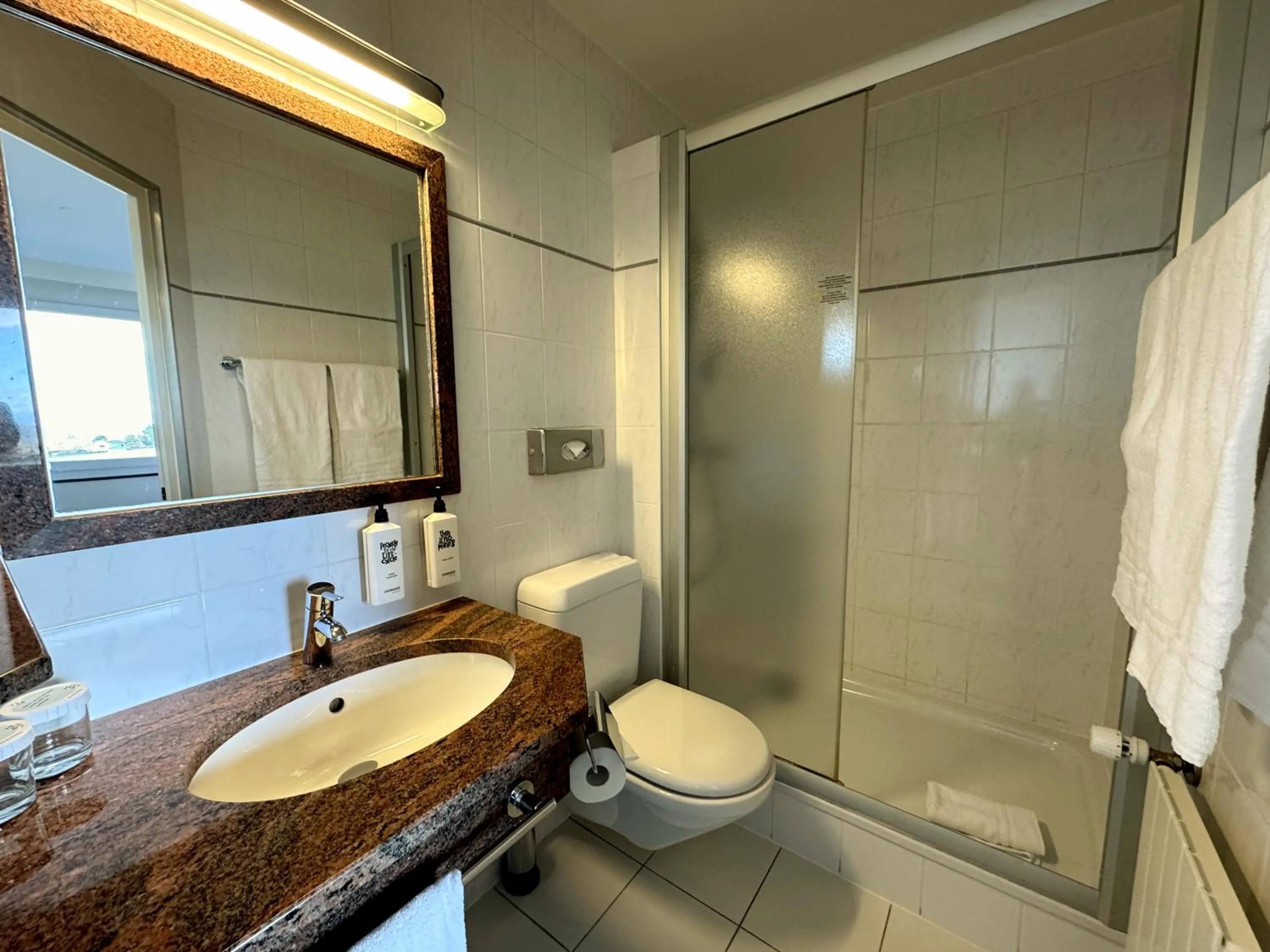 Shower in Everness Hotel & Resort