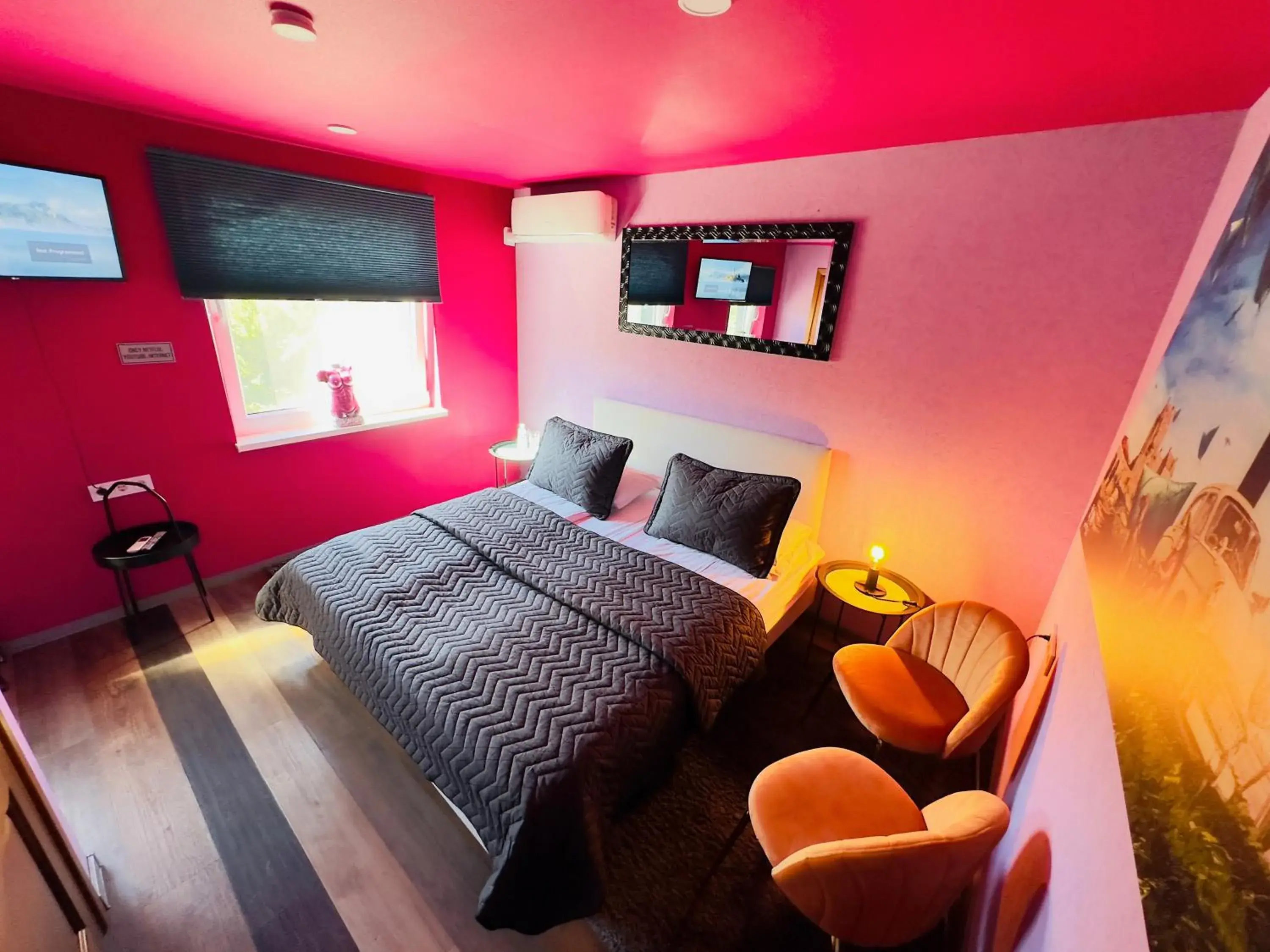 Economy Twin Room - single occupancy - Nonsense in Very Bad Hootel Economy Twin Room - single occupancy - Nonsense in Very Bad Hootel
