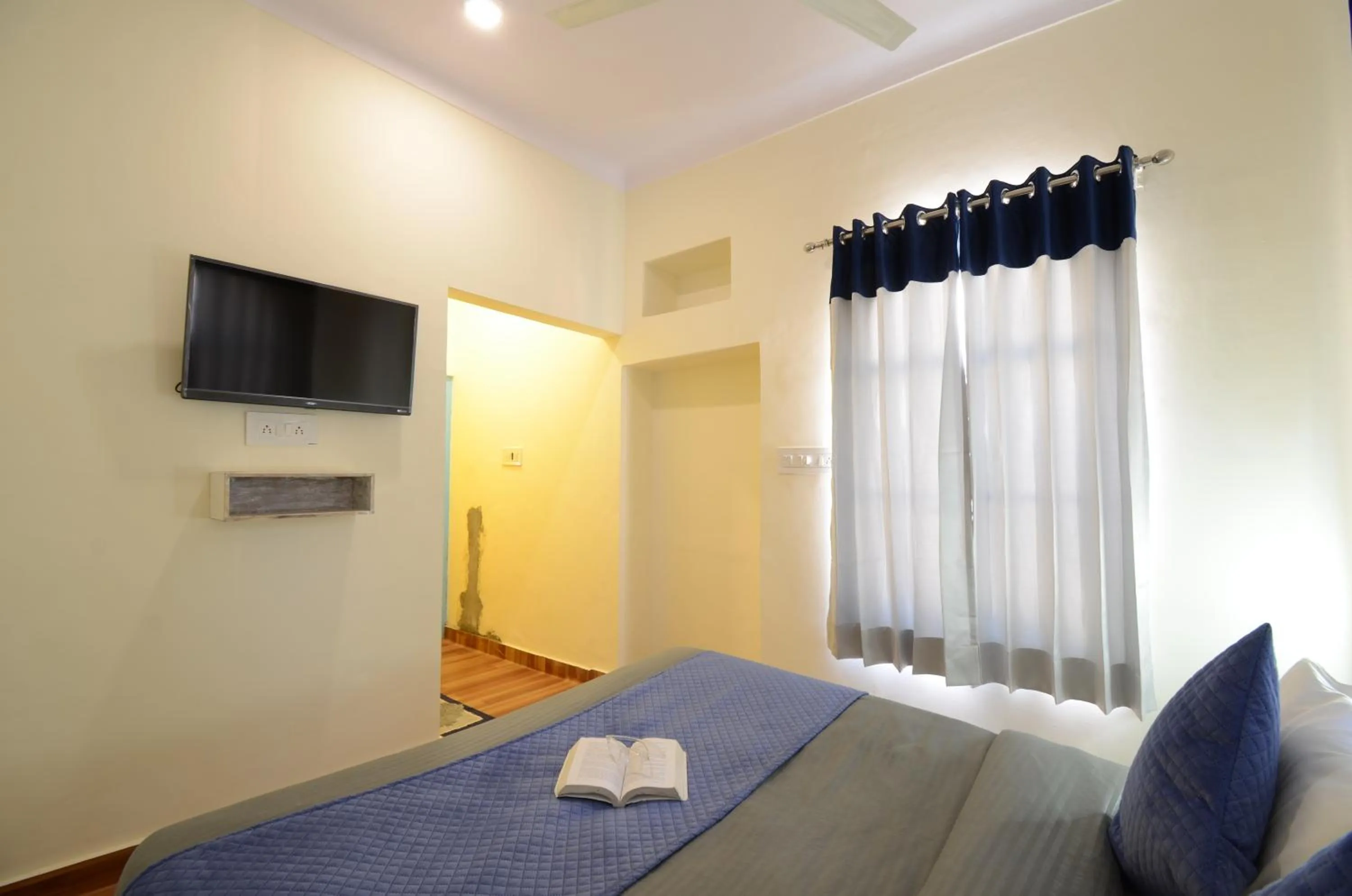 TV and multimedia, Bed in Shalom Backpackers Udaipur