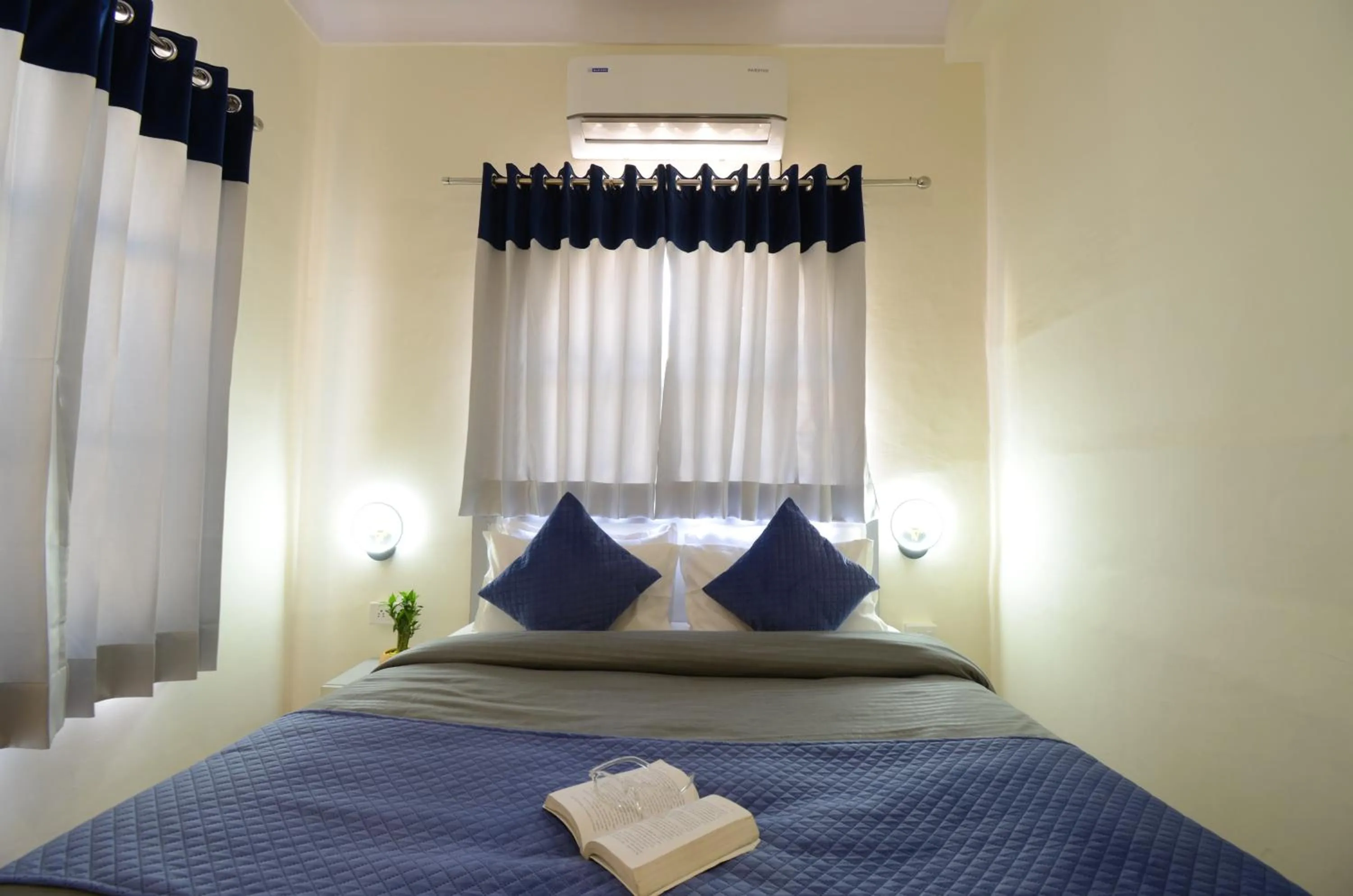 Bedroom, Bed in Shalom Backpackers Udaipur