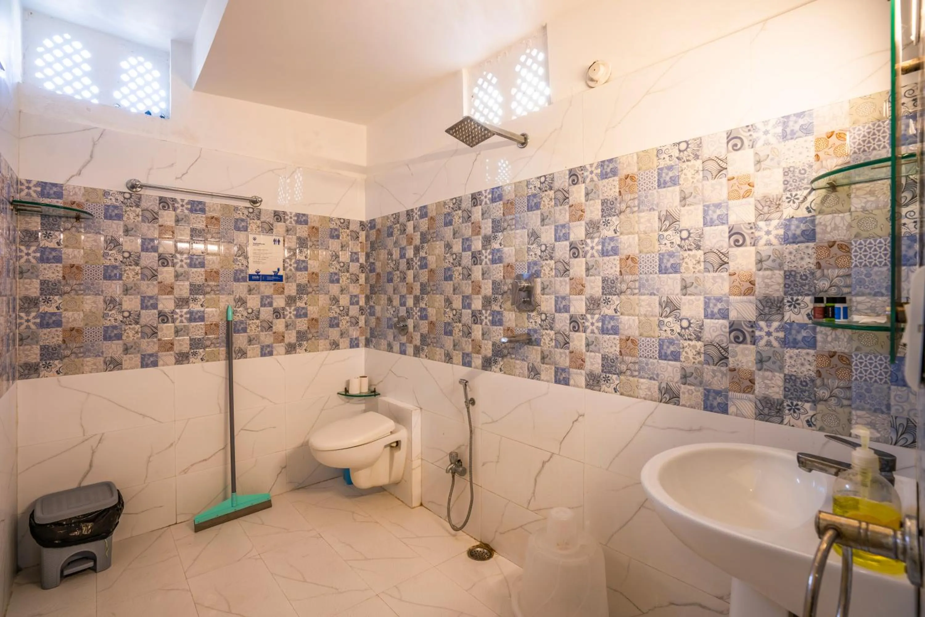 Bathroom in Shalom Backpackers Udaipur