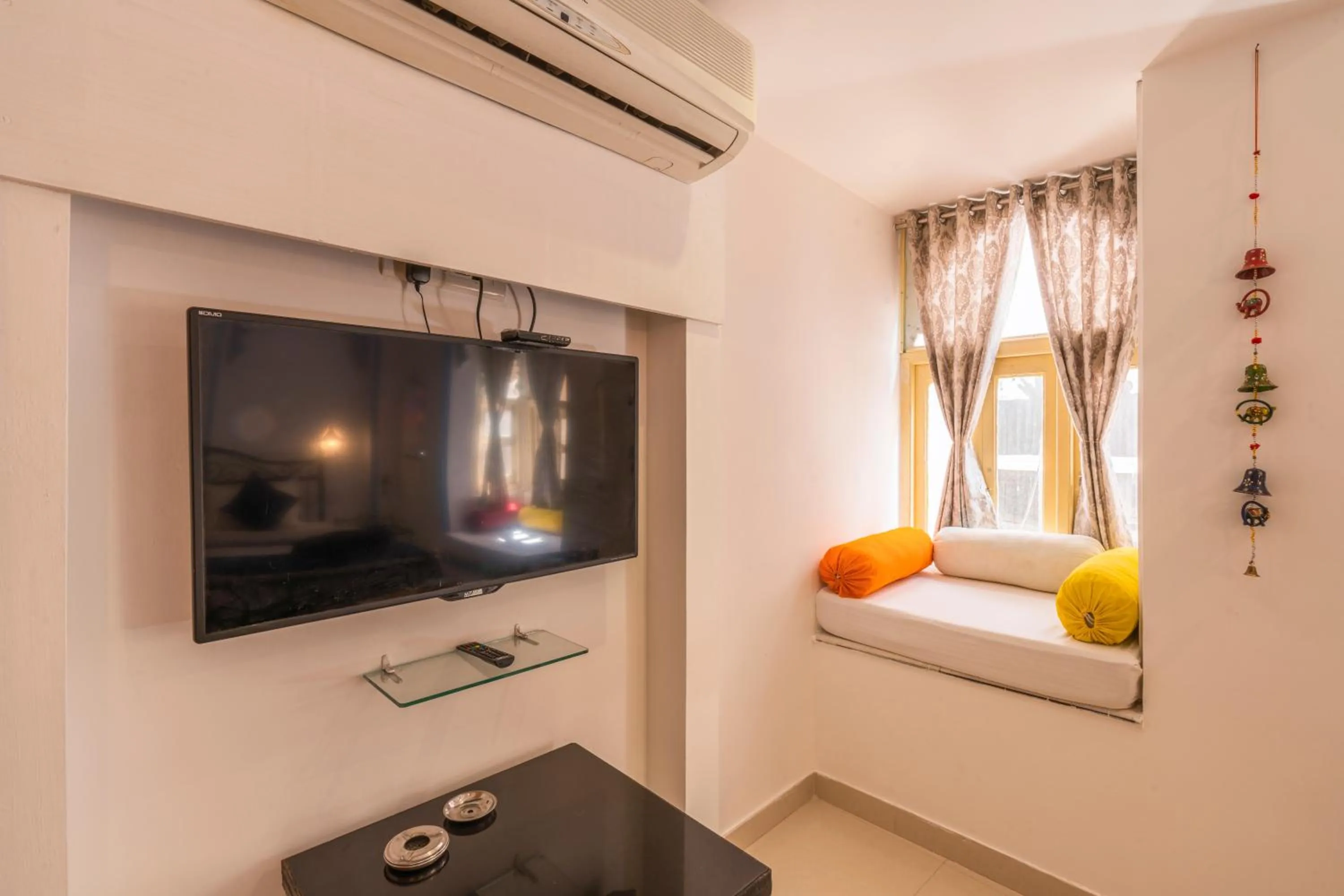 TV and multimedia, Bed in Shalom Backpackers Udaipur