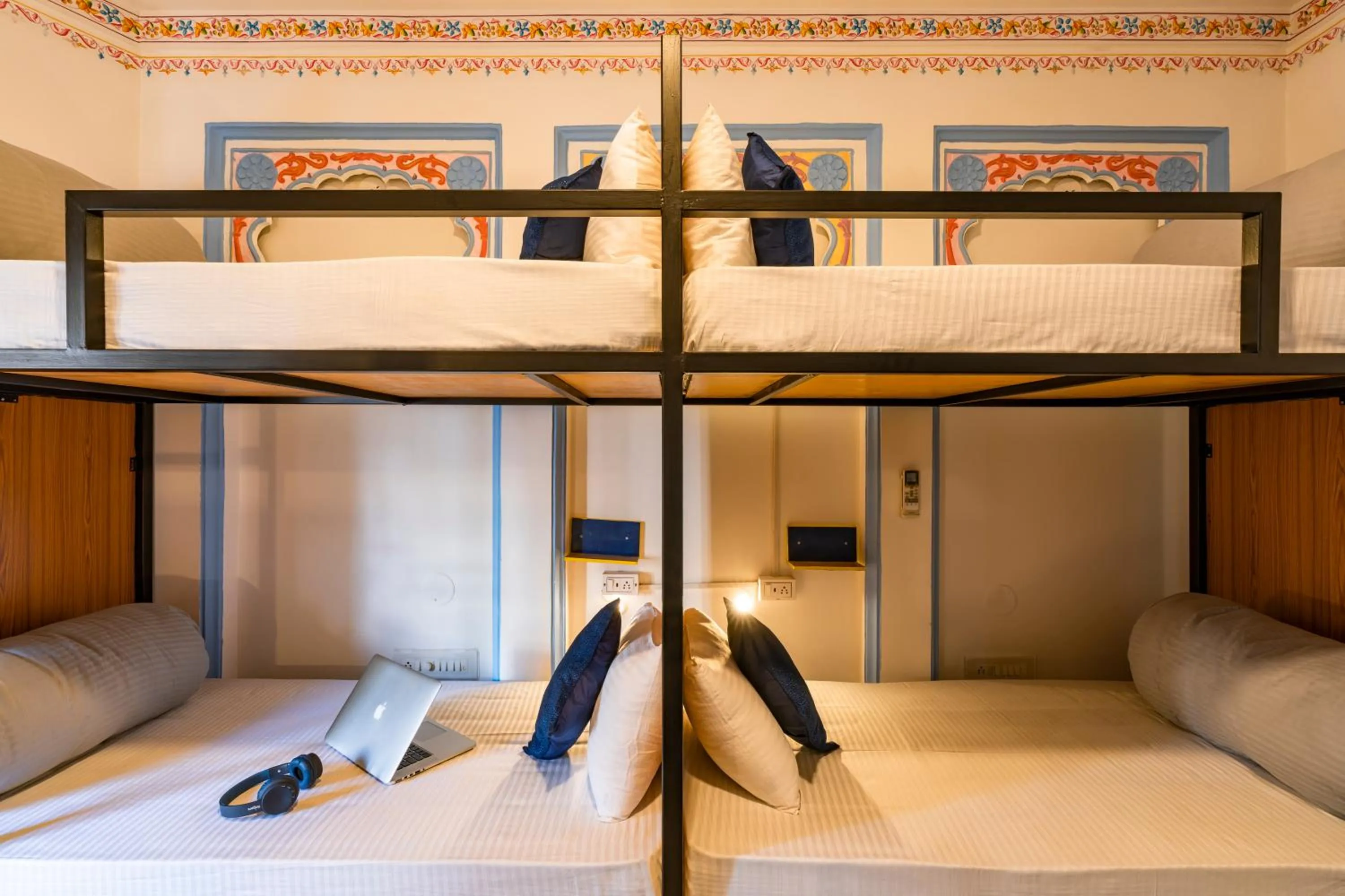 Bed in Shalom Backpackers Udaipur