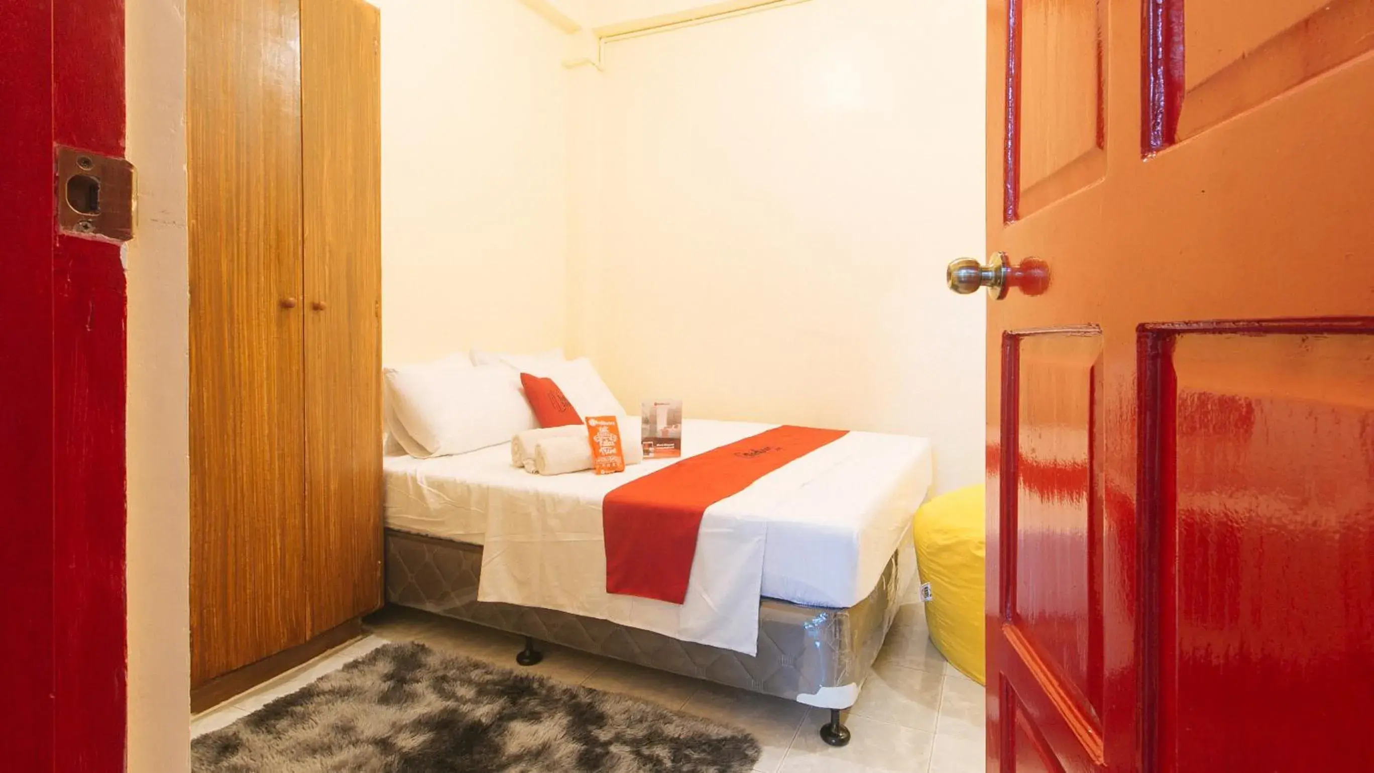 Bed in RedDoorz at V-Cloud Hills near De La Salle Dasmarinas Cavite Bed in RedDoorz at V-Cloud Hills near De La Salle Dasmarinas Cavite