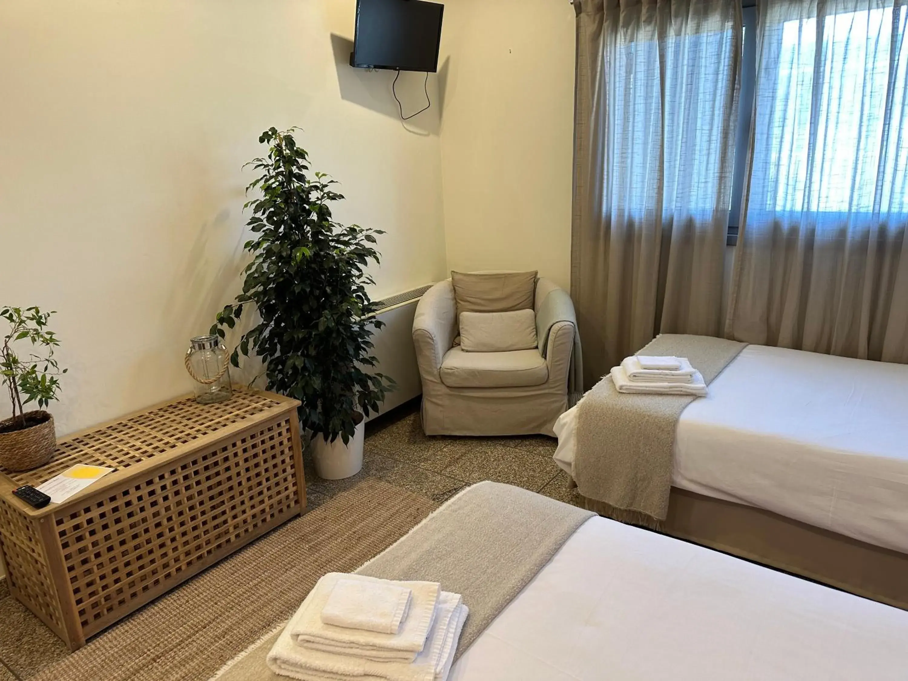 Double Room with Shared Bathroom - single occupancy in Casa de Praia Guest House Double Room with Shared Bathroom - single occupancy in Casa de Praia Guest House