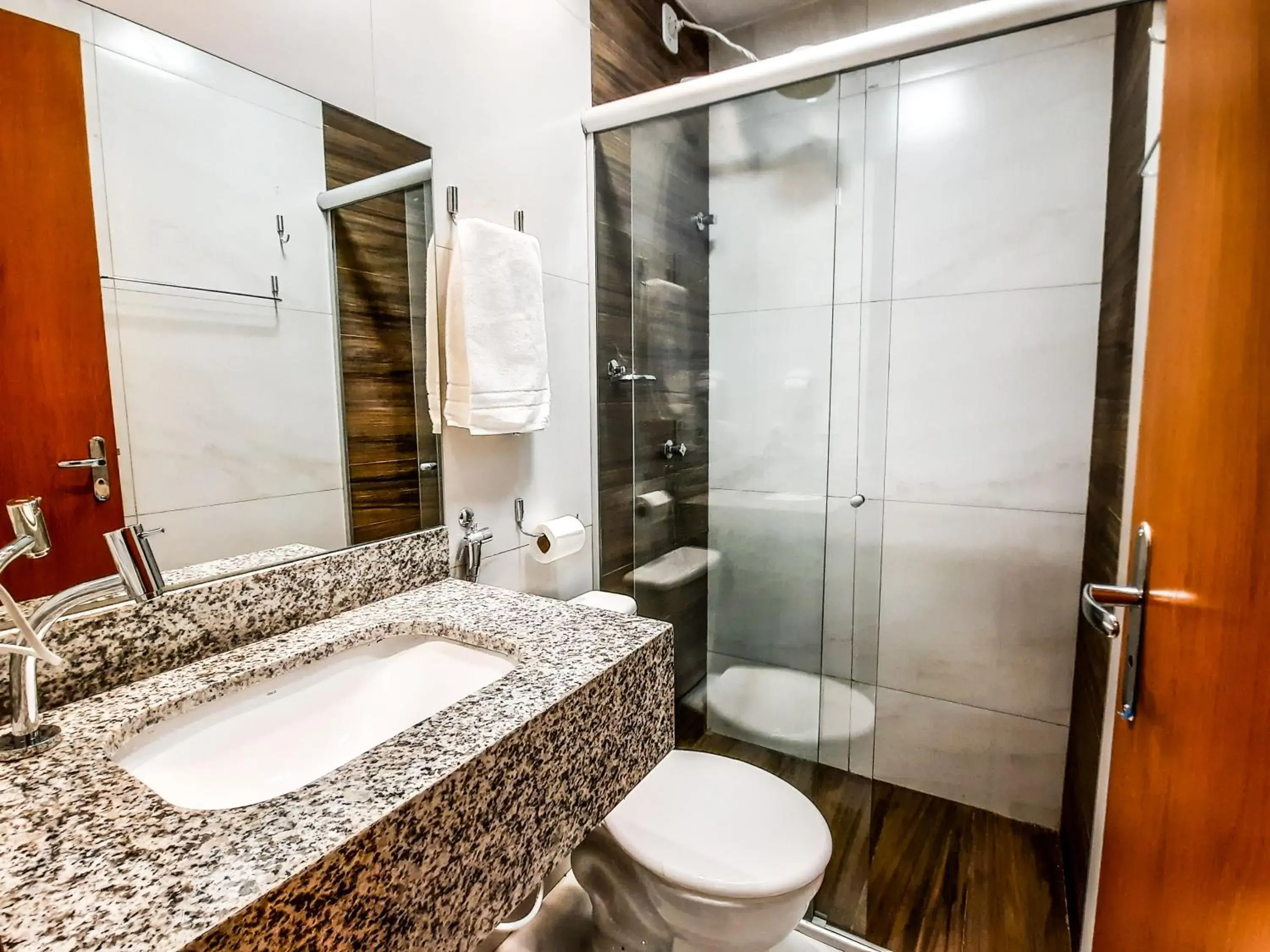 Deluxe Double Room with Shower in HUB Hotel Deluxe Double Room with Shower in HUB Hotel