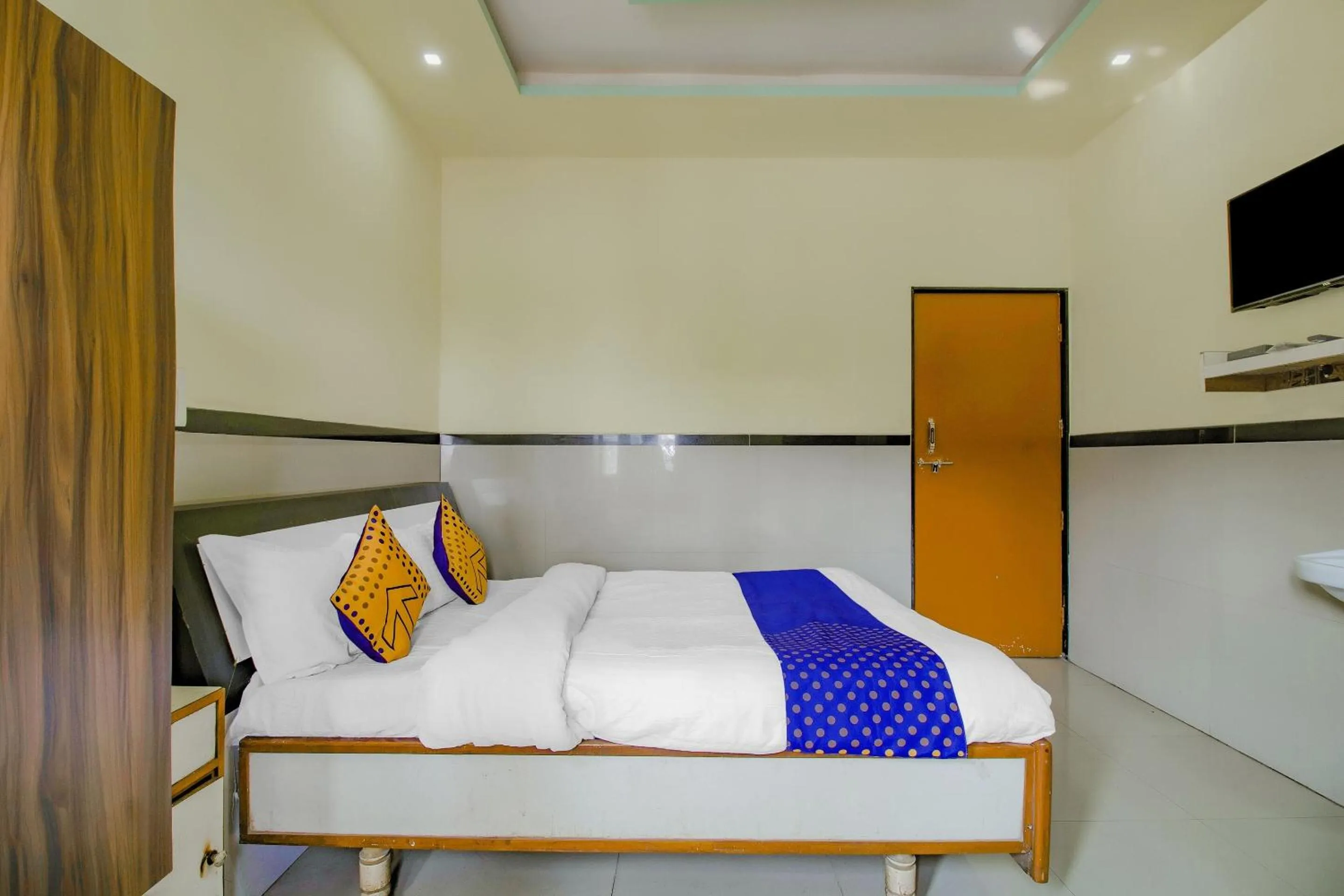 Bedroom, Bed in SPOT ON Indirasagar Executive