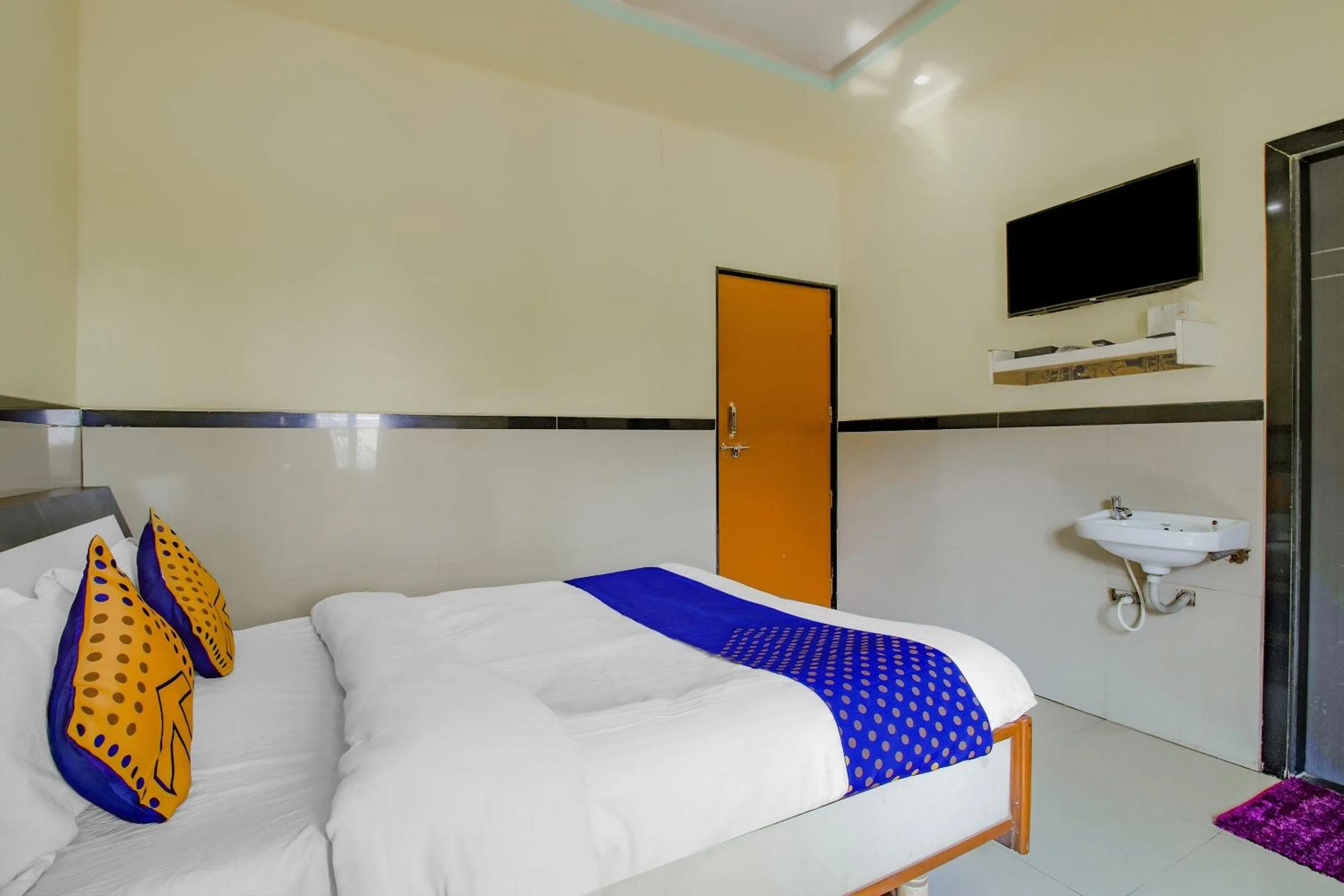 Bedroom, Bed in SPOT ON Indirasagar Executive