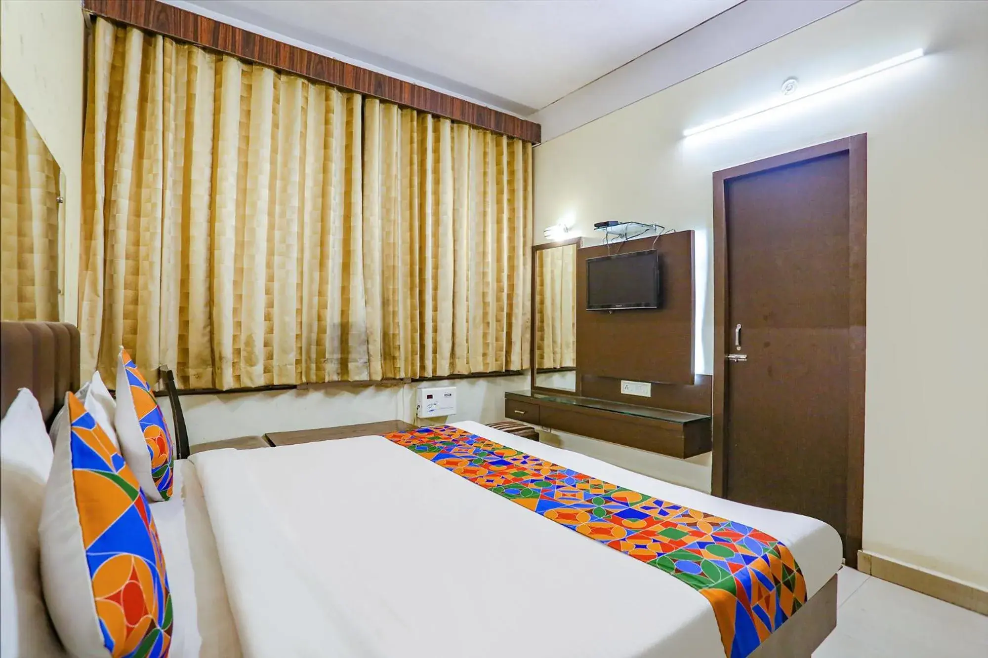 TV and multimedia, Bed in FabExpress Kanha Classic TV and multimedia, Bed in FabExpress Kanha Classic