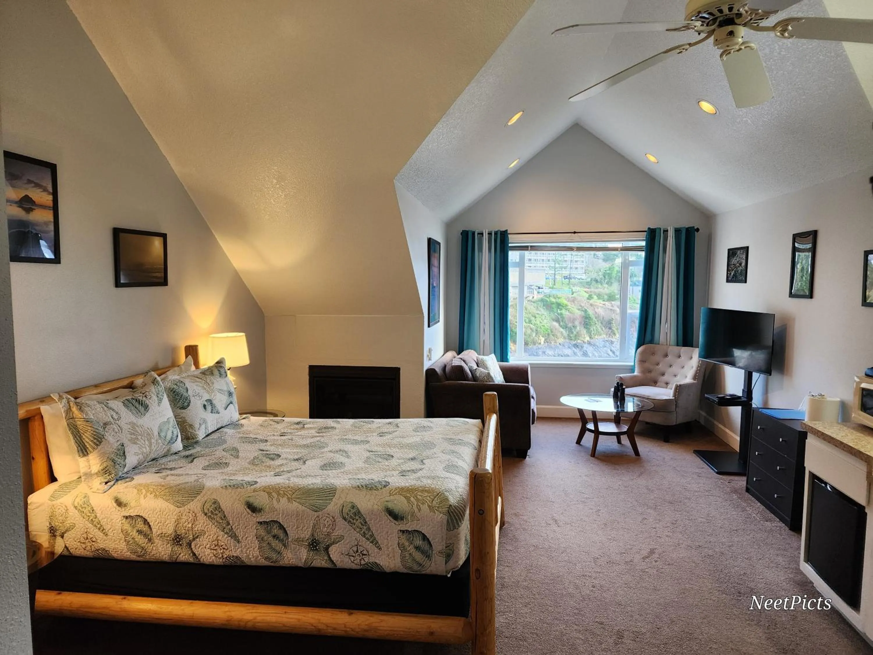 Bed in Inn at Arch Rock