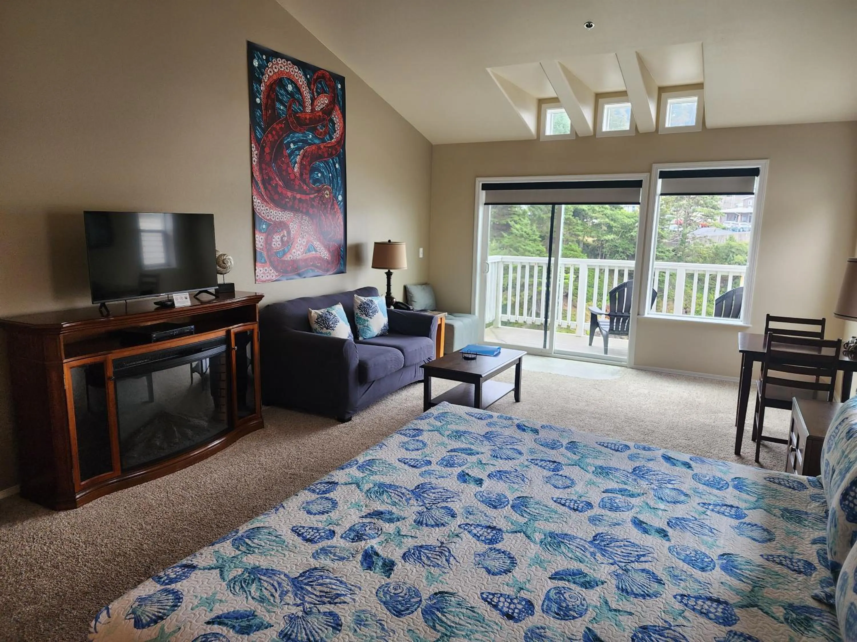 Bed in Inn at Arch Rock