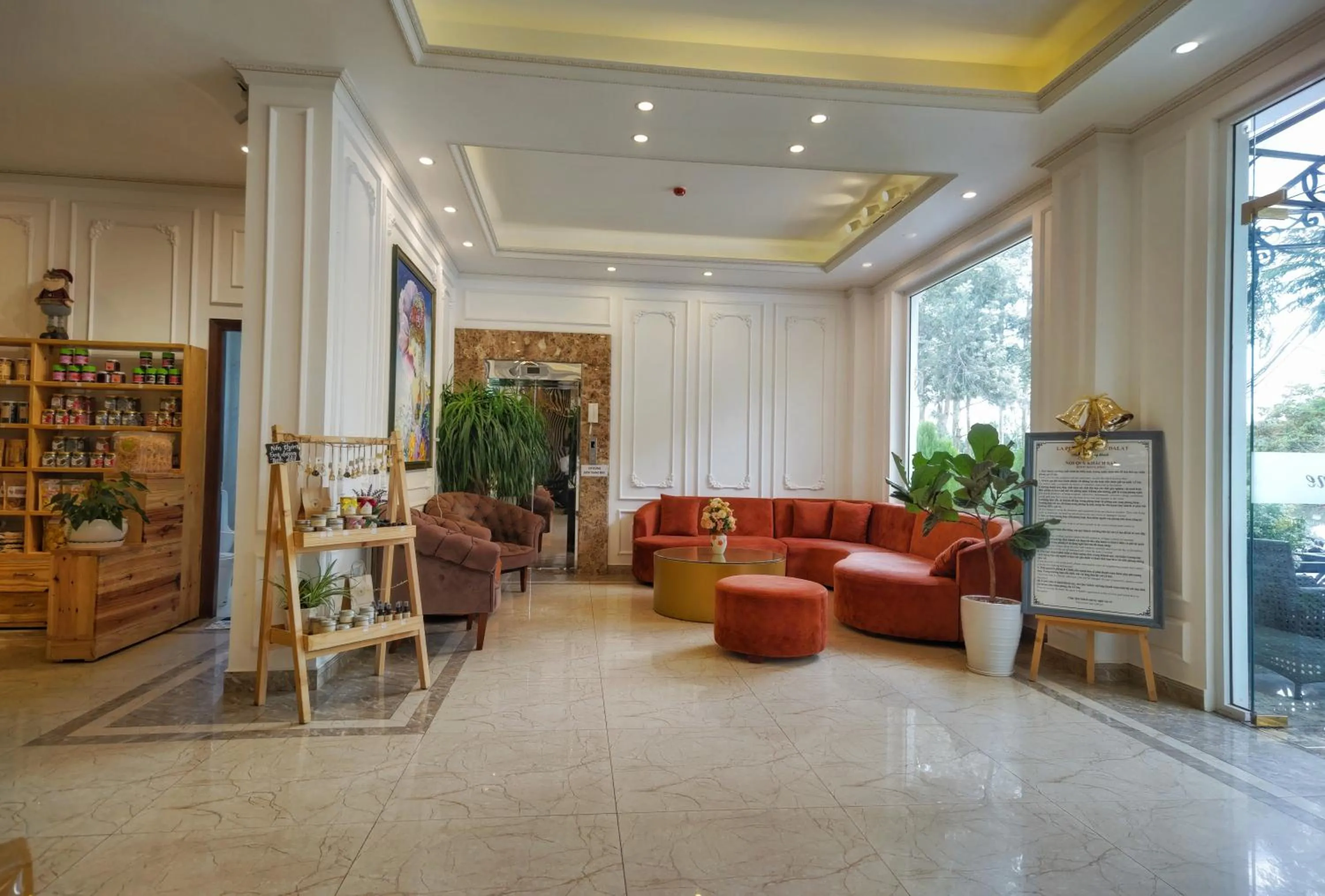 Communal lounge/ TV room in La Pense'e Hotel - Dalat