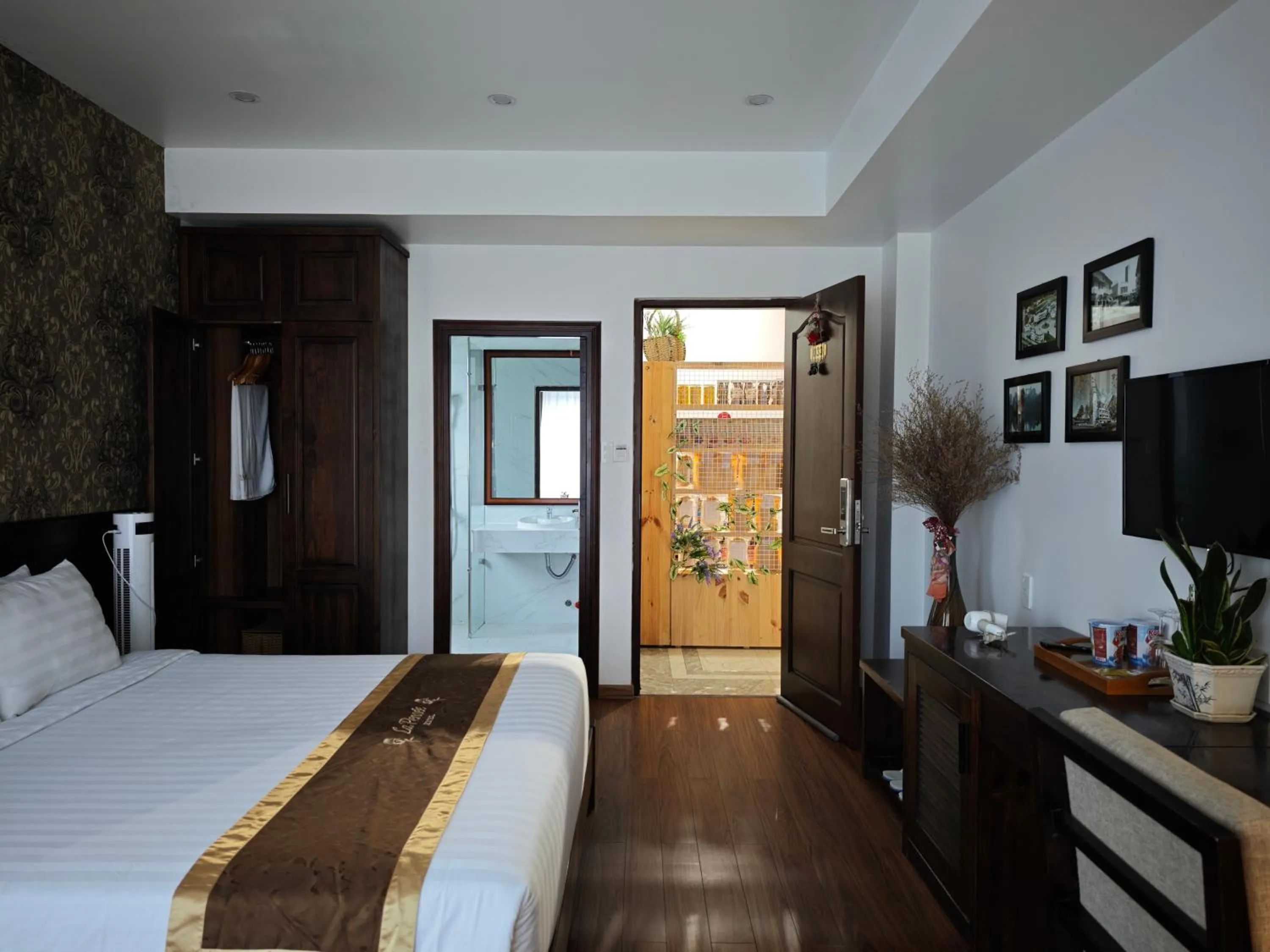 Bed in La Pense'e Hotel - Dalat