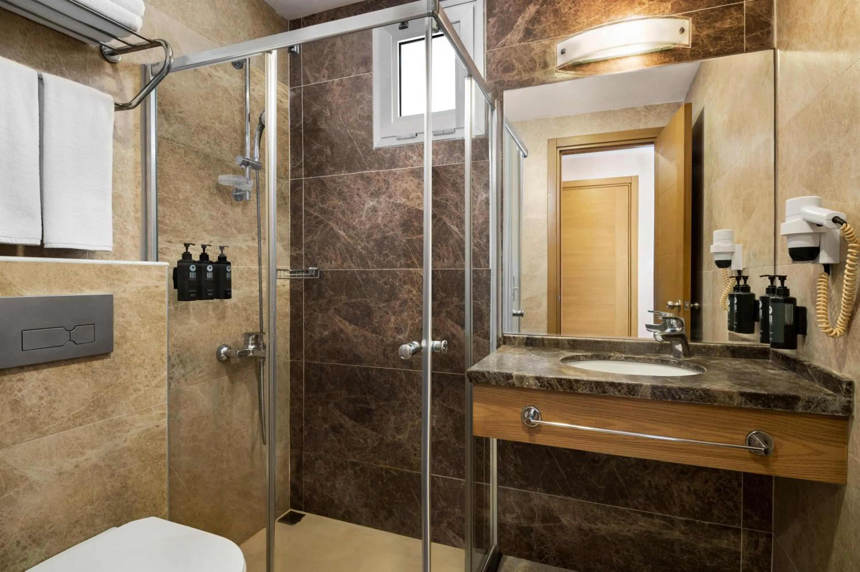 Standard Twin Room with Sea View in La Quinta by Wyndham Cesme