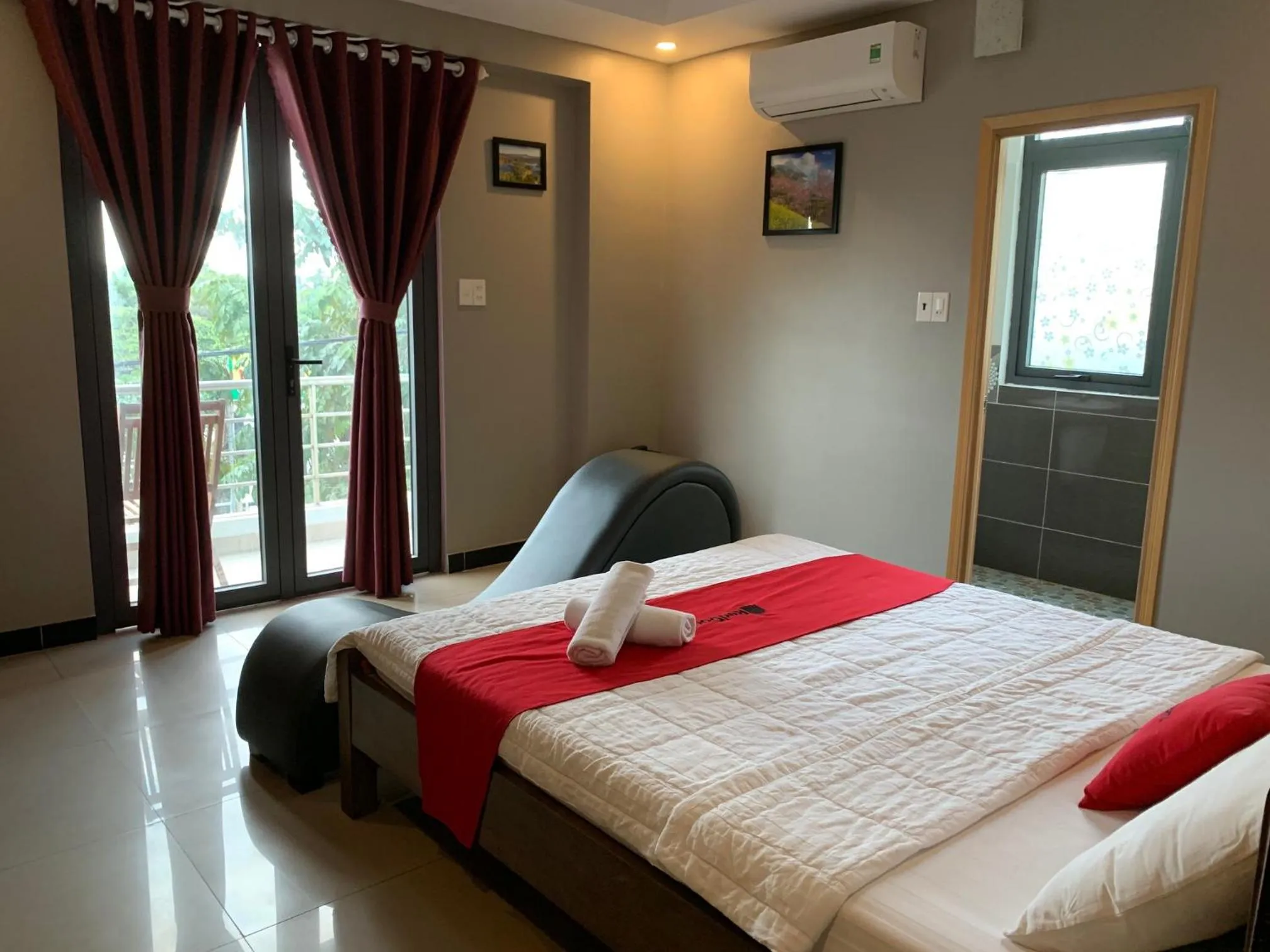 Balcony/Terrace, Bed in Bờ Sông Hotel