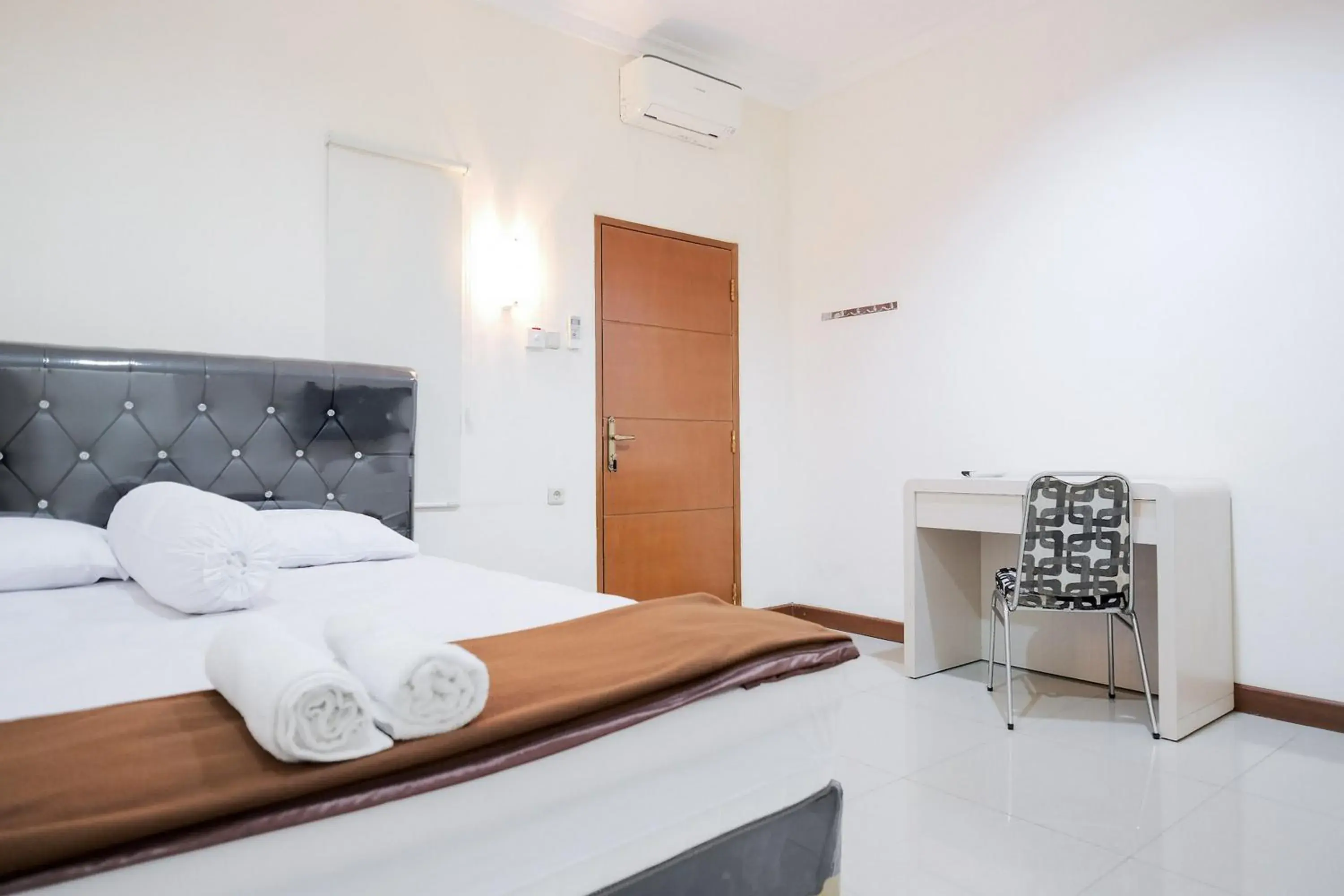 Bed in wisma delapan Mitra RedDoorz Bed in wisma delapan Mitra RedDoorz