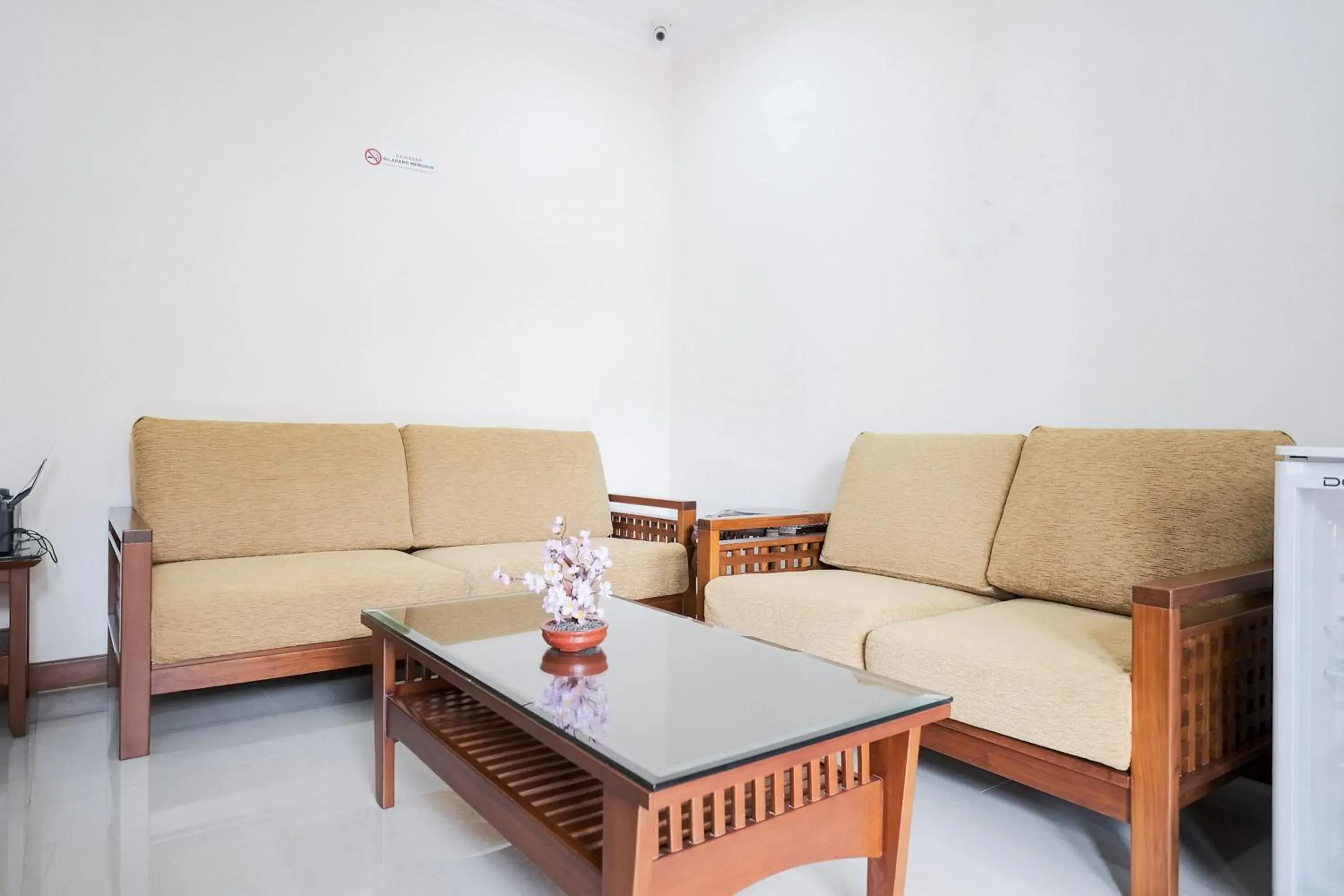 Lobby or reception in wisma delapan Mitra RedDoorz Lobby or reception in wisma delapan Mitra RedDoorz