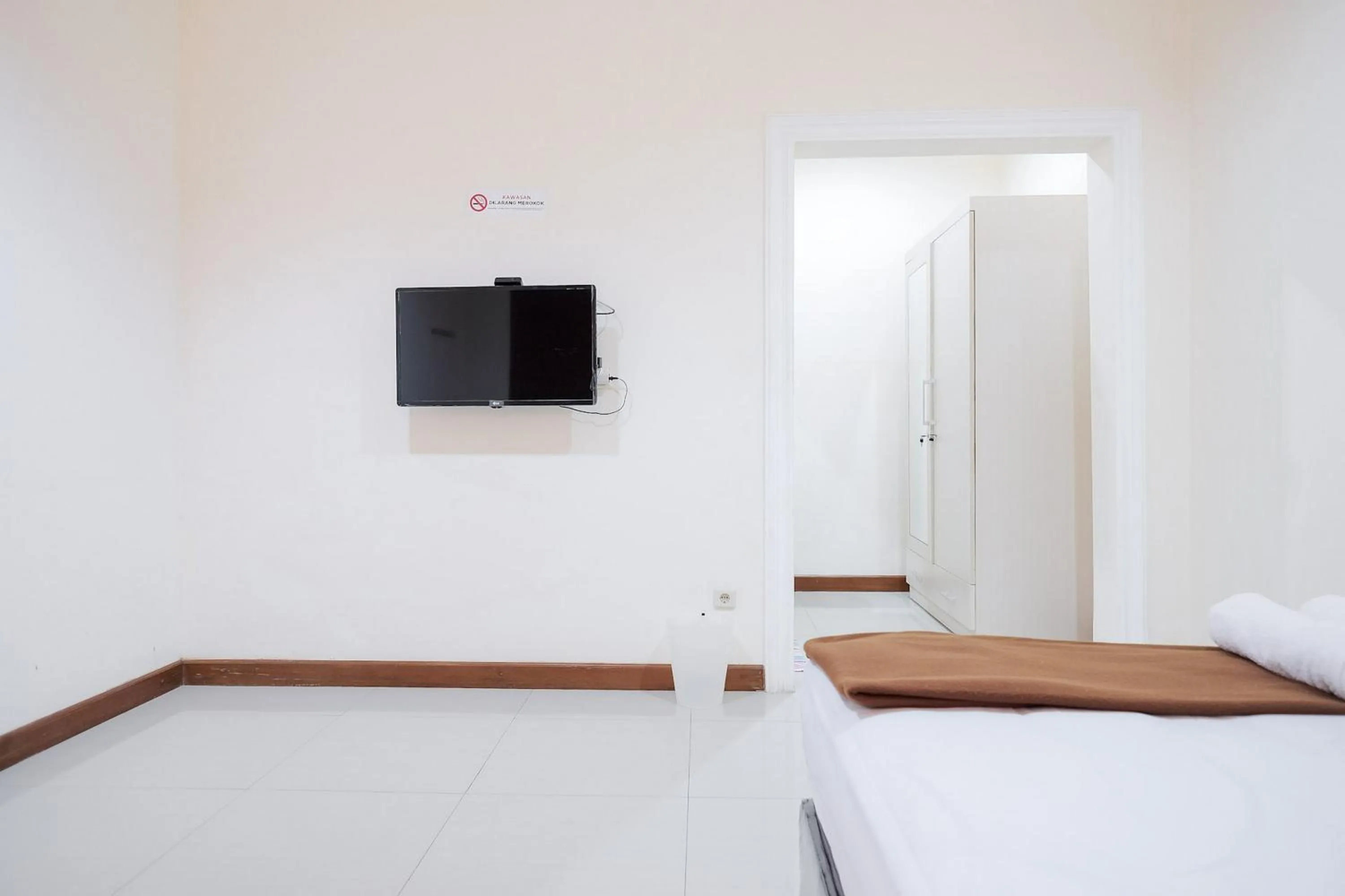 Bed in wisma delapan Mitra RedDoorz