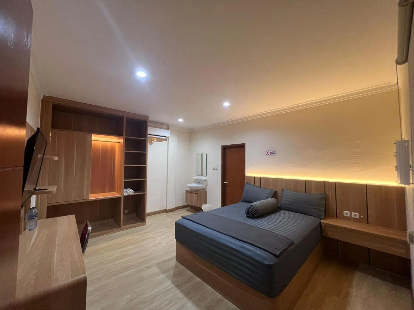 Bedroom in wisma delapan Mitra RedDoorz