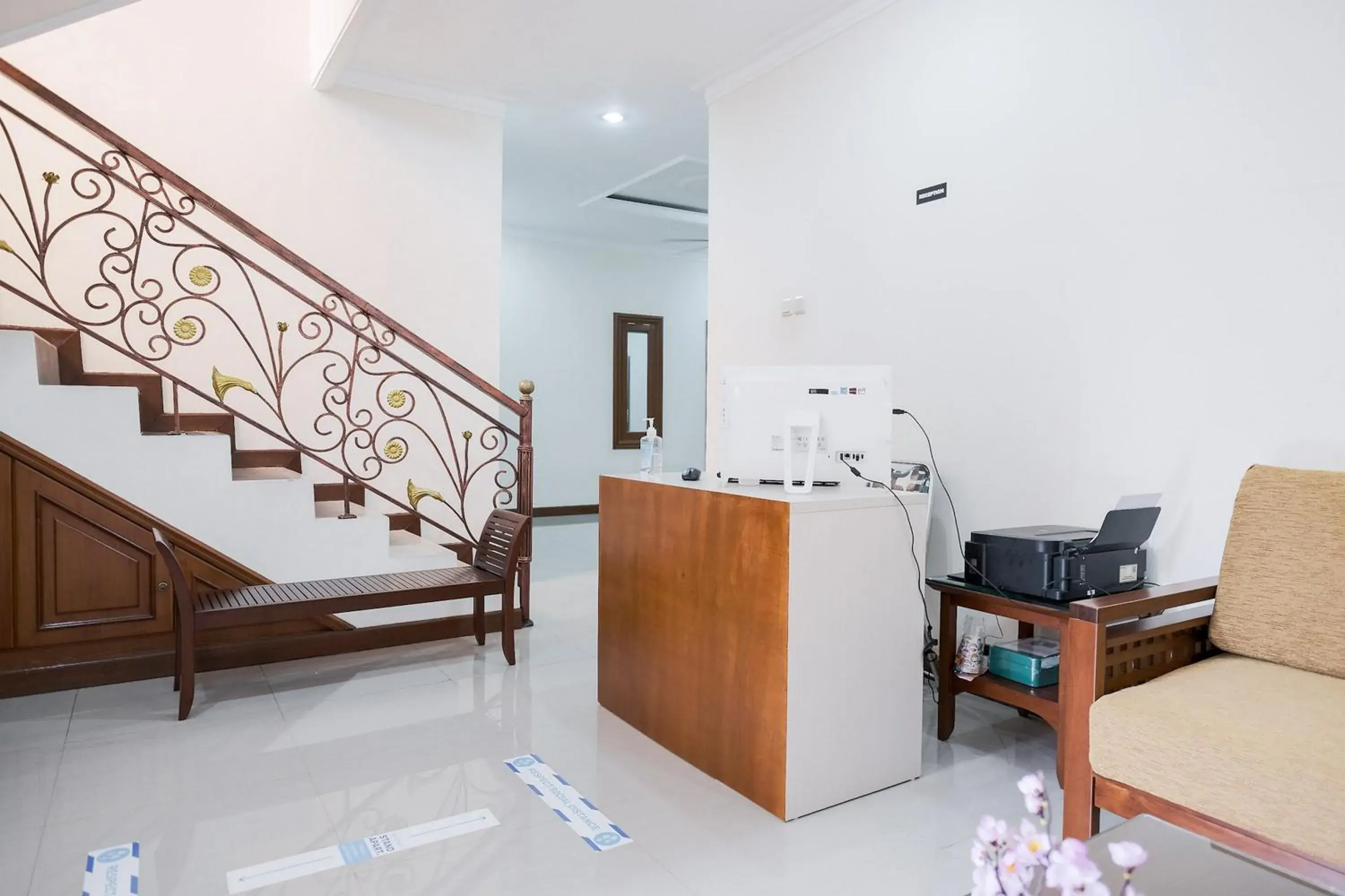 Lobby or reception in wisma delapan Mitra RedDoorz Lobby or reception in wisma delapan Mitra RedDoorz