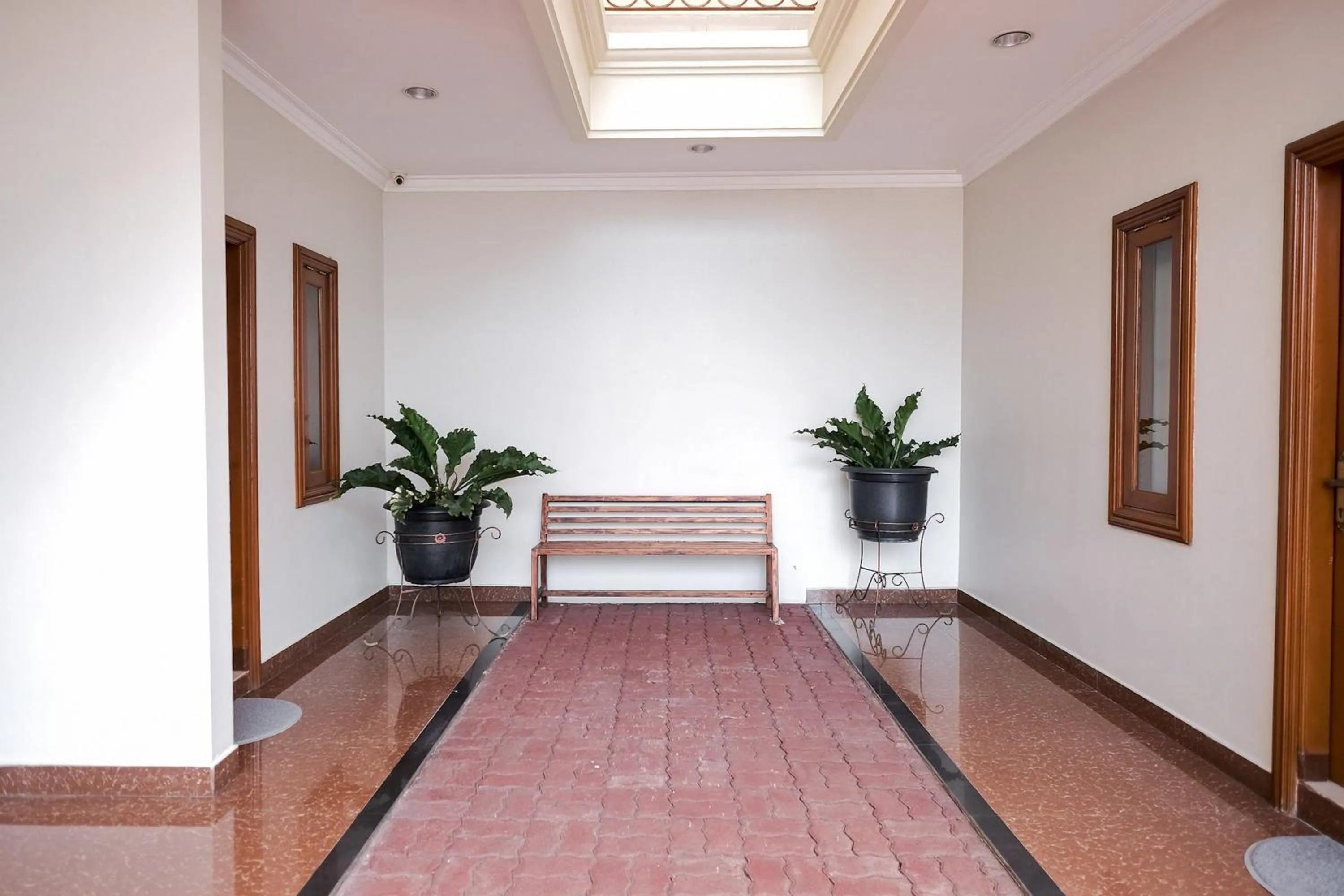 Facade/entrance in wisma delapan Mitra RedDoorz