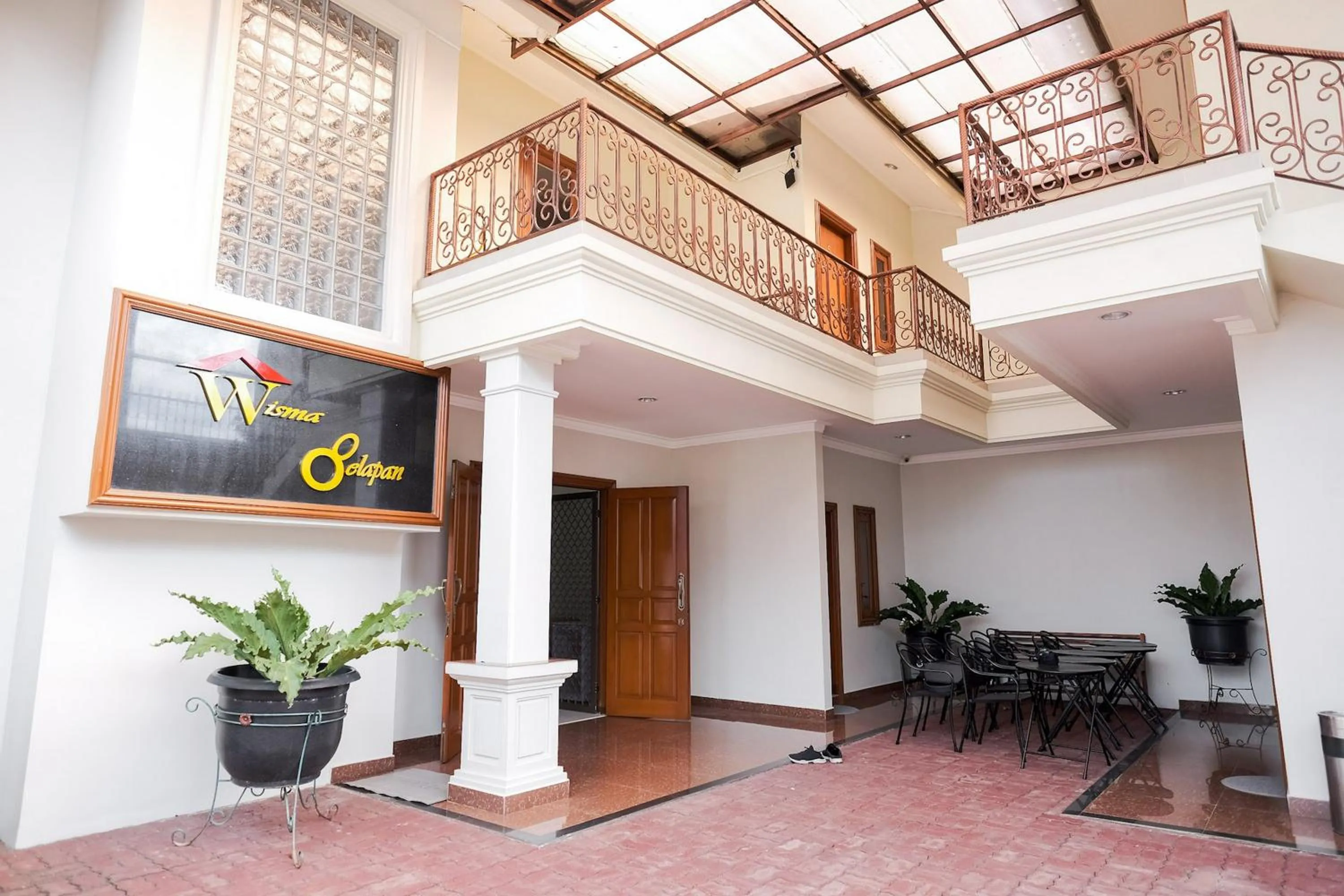 Property building in wisma delapan Mitra RedDoorz