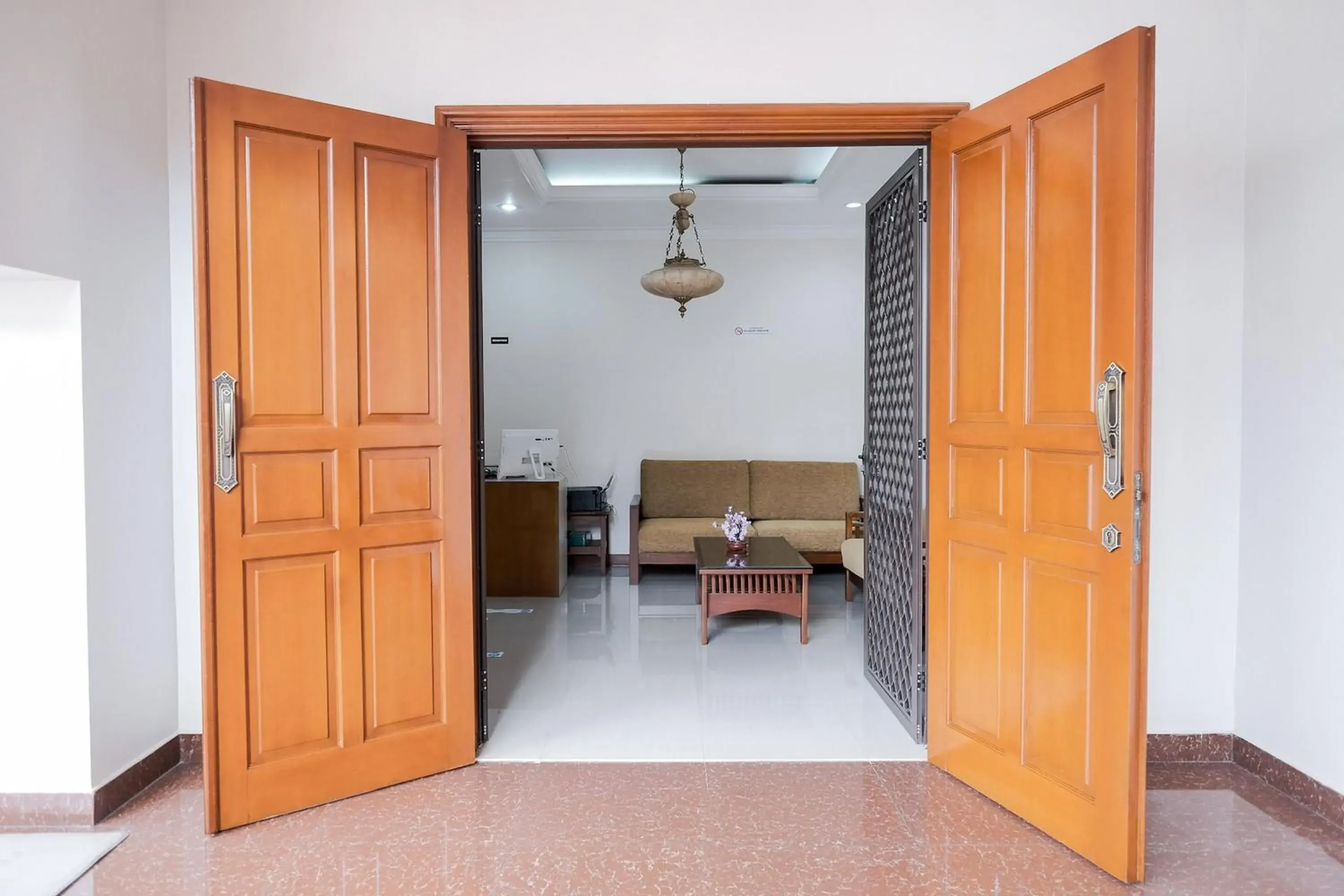 Facade/entrance in wisma delapan Mitra RedDoorz Facade/entrance in wisma delapan Mitra RedDoorz