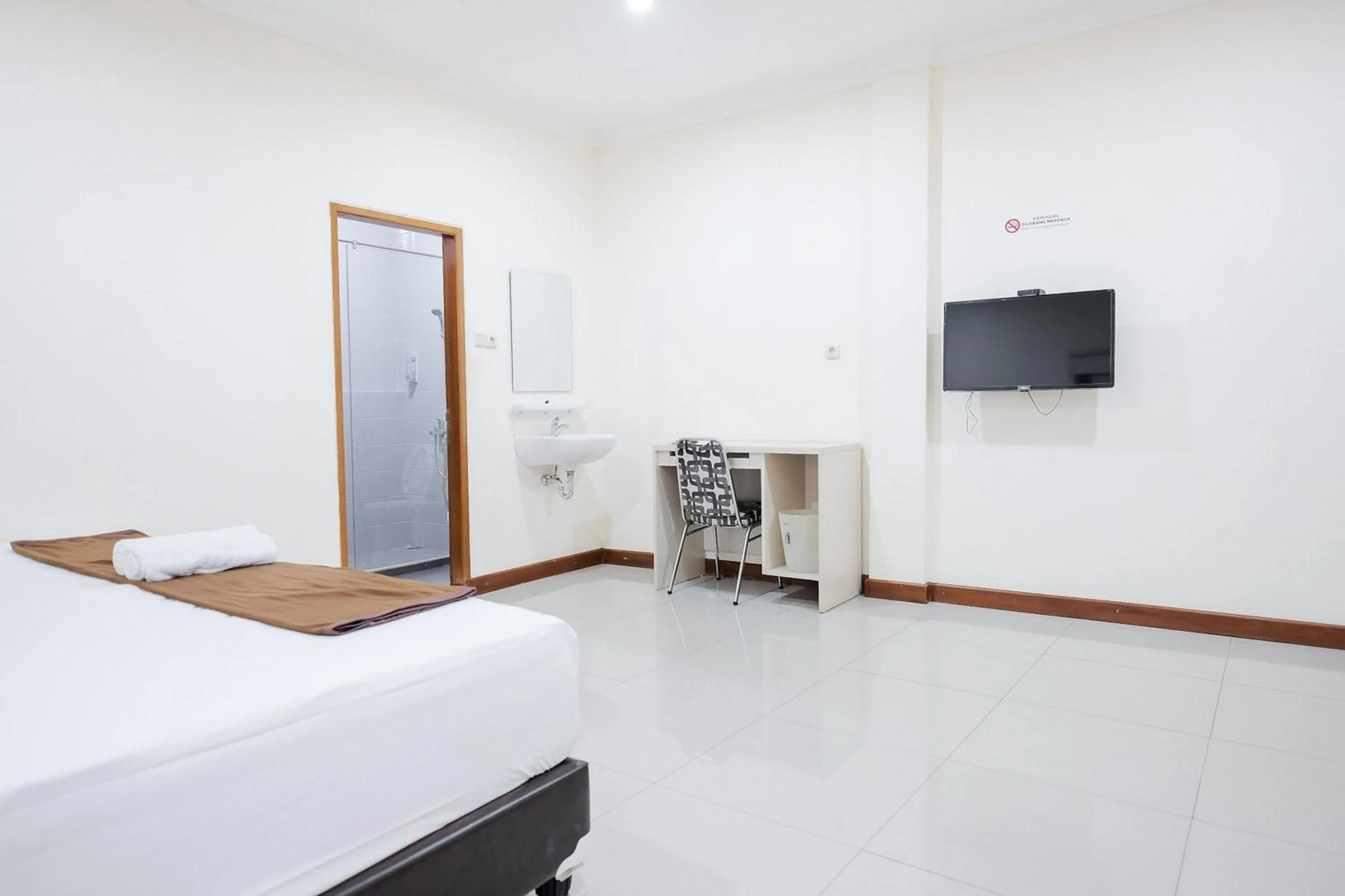 Bedroom, Bed in wisma delapan Mitra RedDoorz