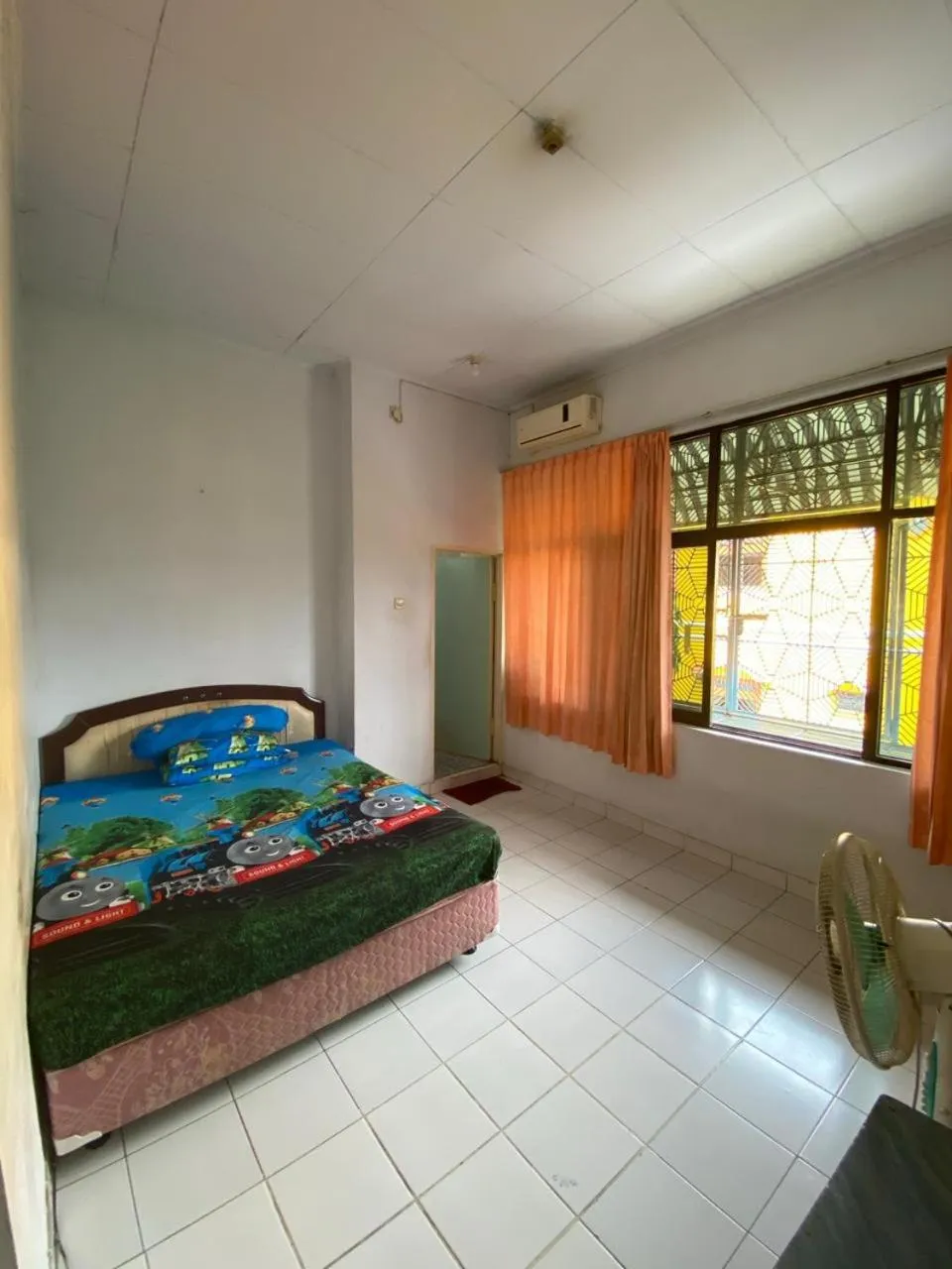 Photo of the whole room in Bulusaraung Homestay Makassar